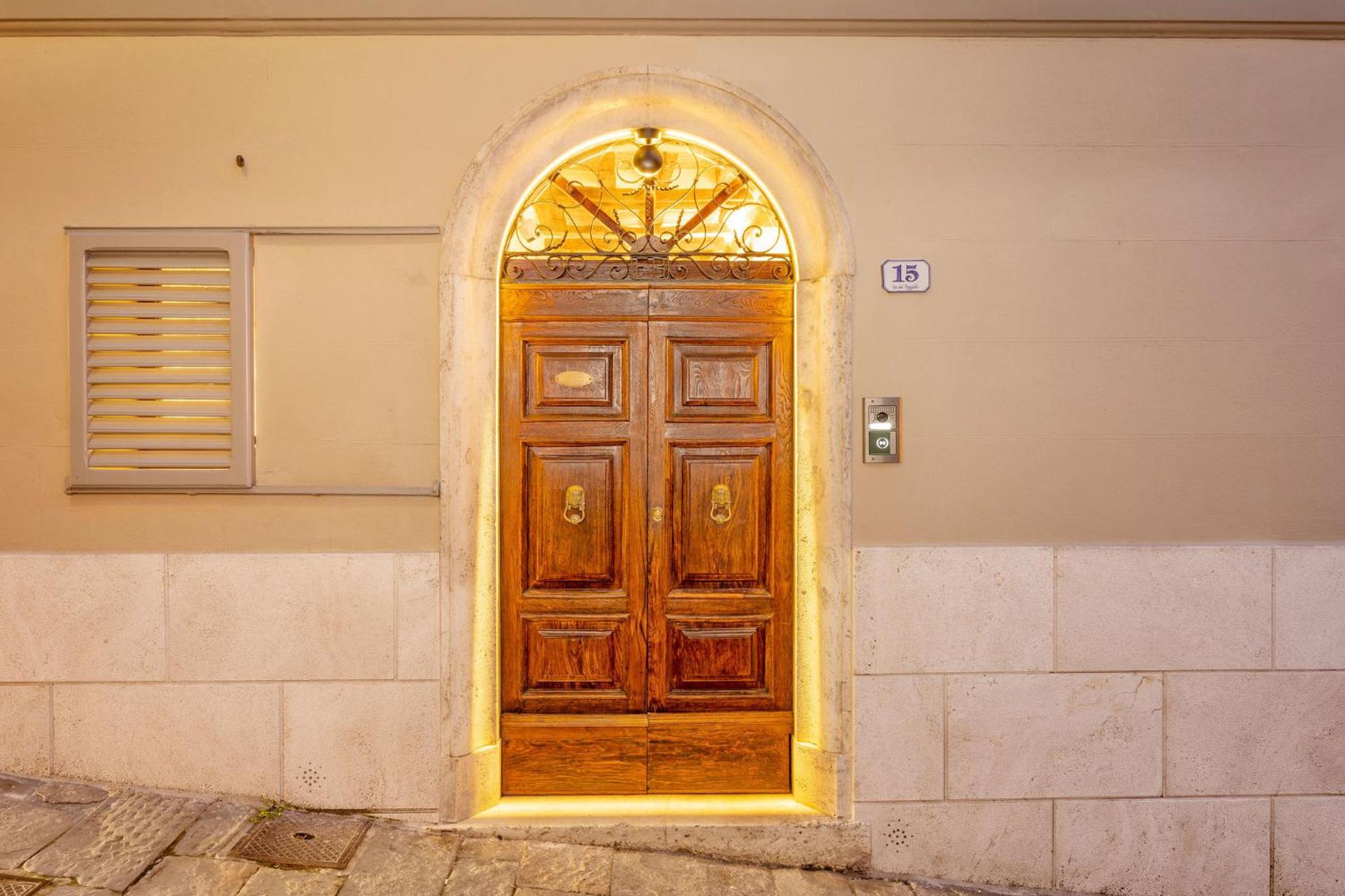 Palazzo Falcinelli Luxury Room in Montepulciano Center with Air Conditioning and Elevator view 2