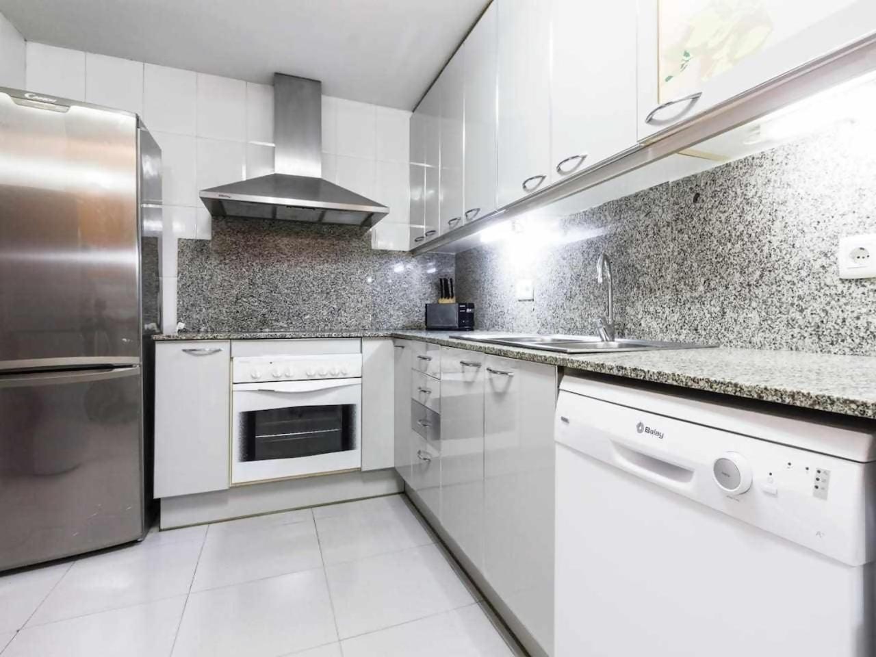 Comfortable 4 rooms 2Bath w balcony