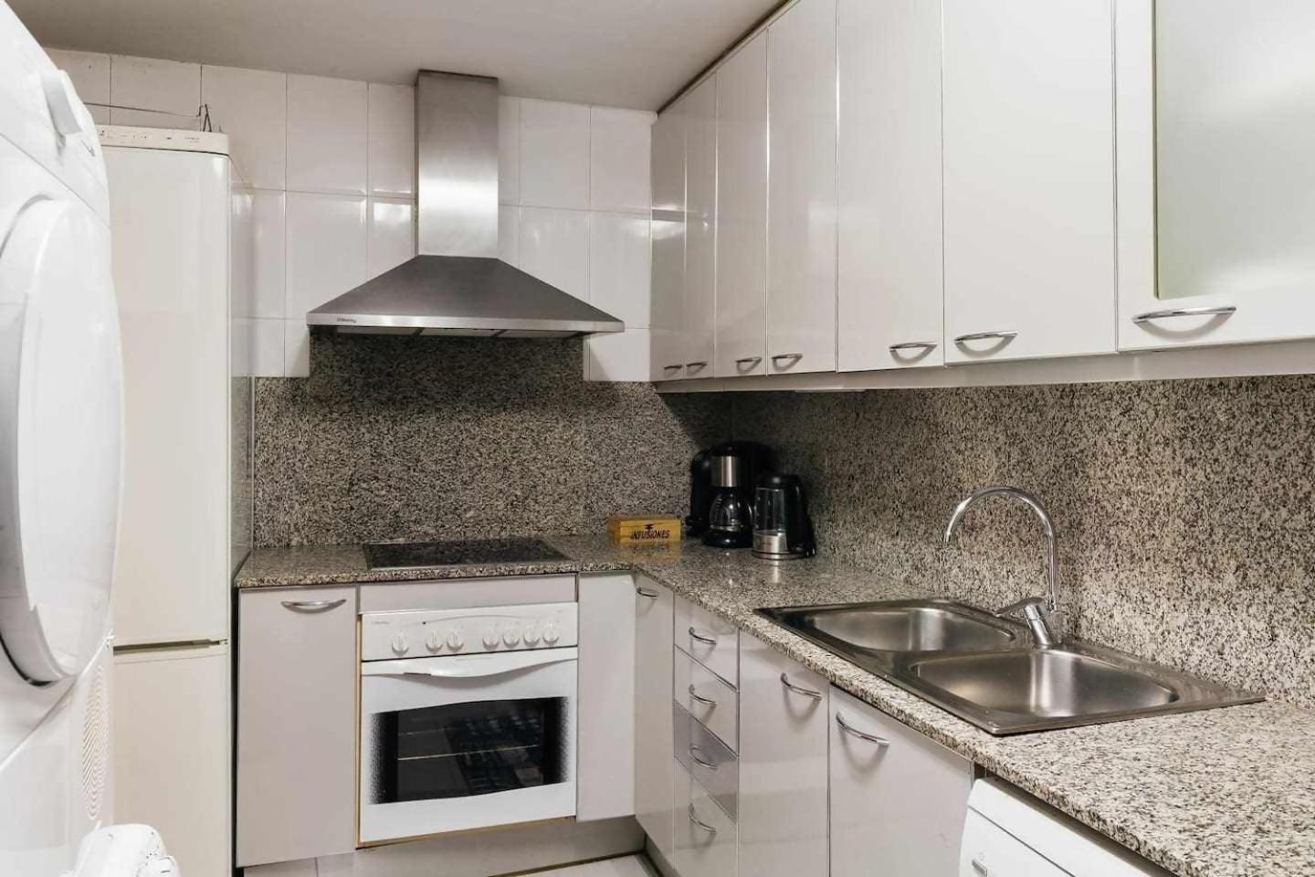 Comfortable 4 rooms 2Bath w balcony