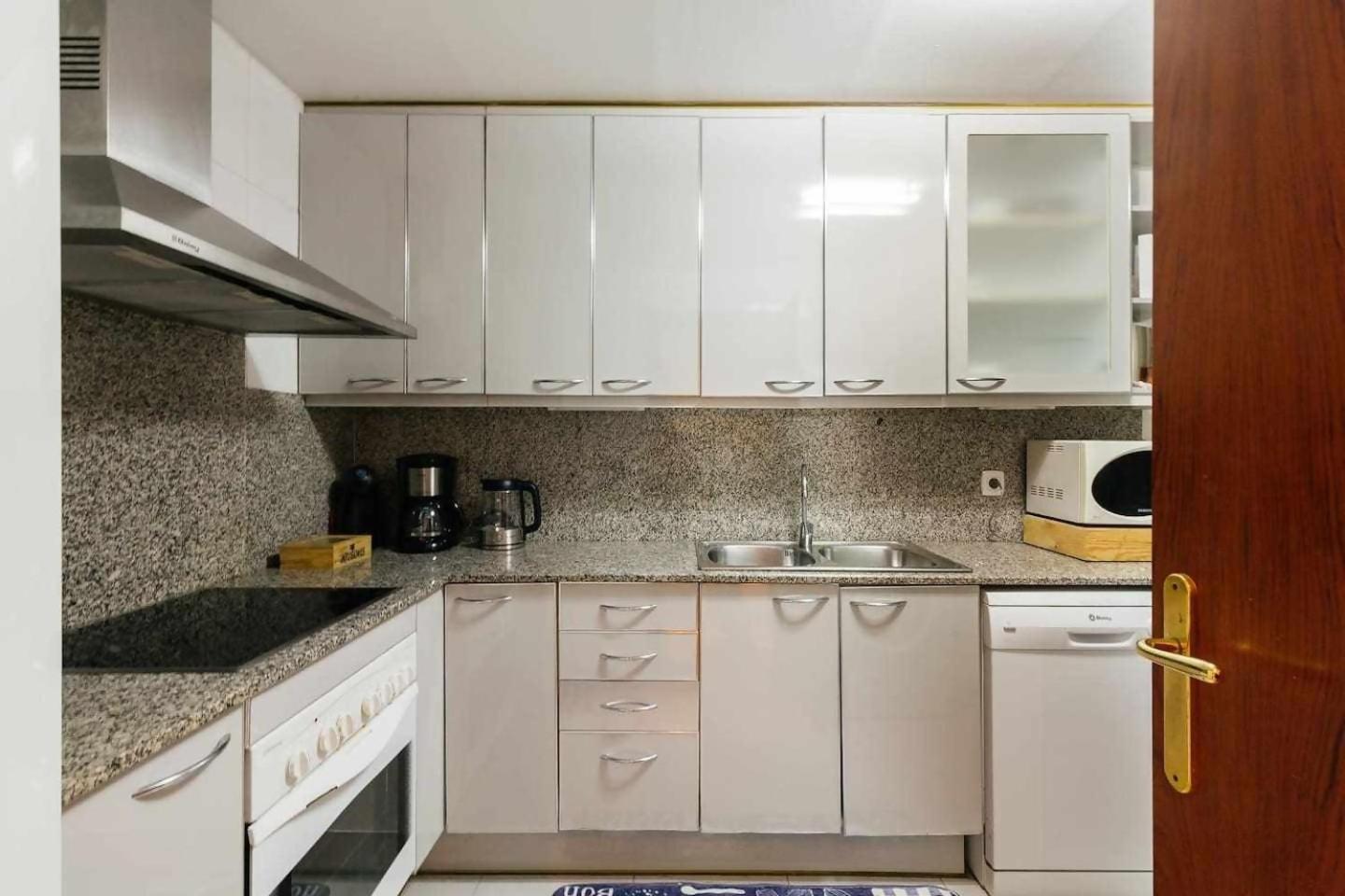 Comfortable 4 rooms 2Bath w balcony