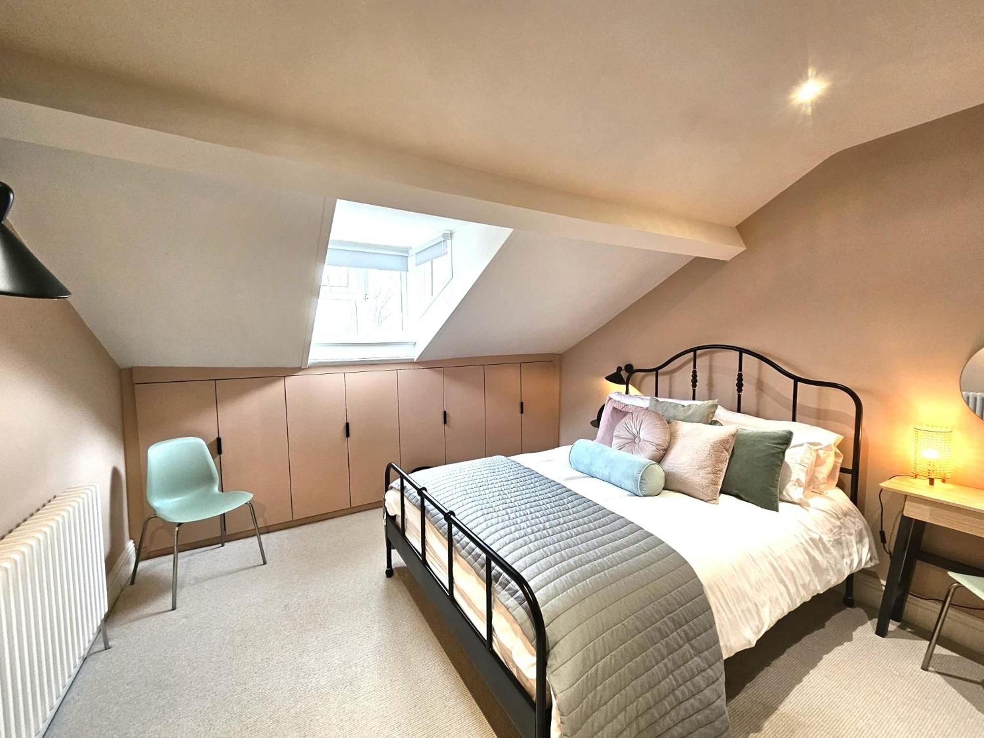 Cosy Loft Apartment Steps to City Walls & Minster view 2