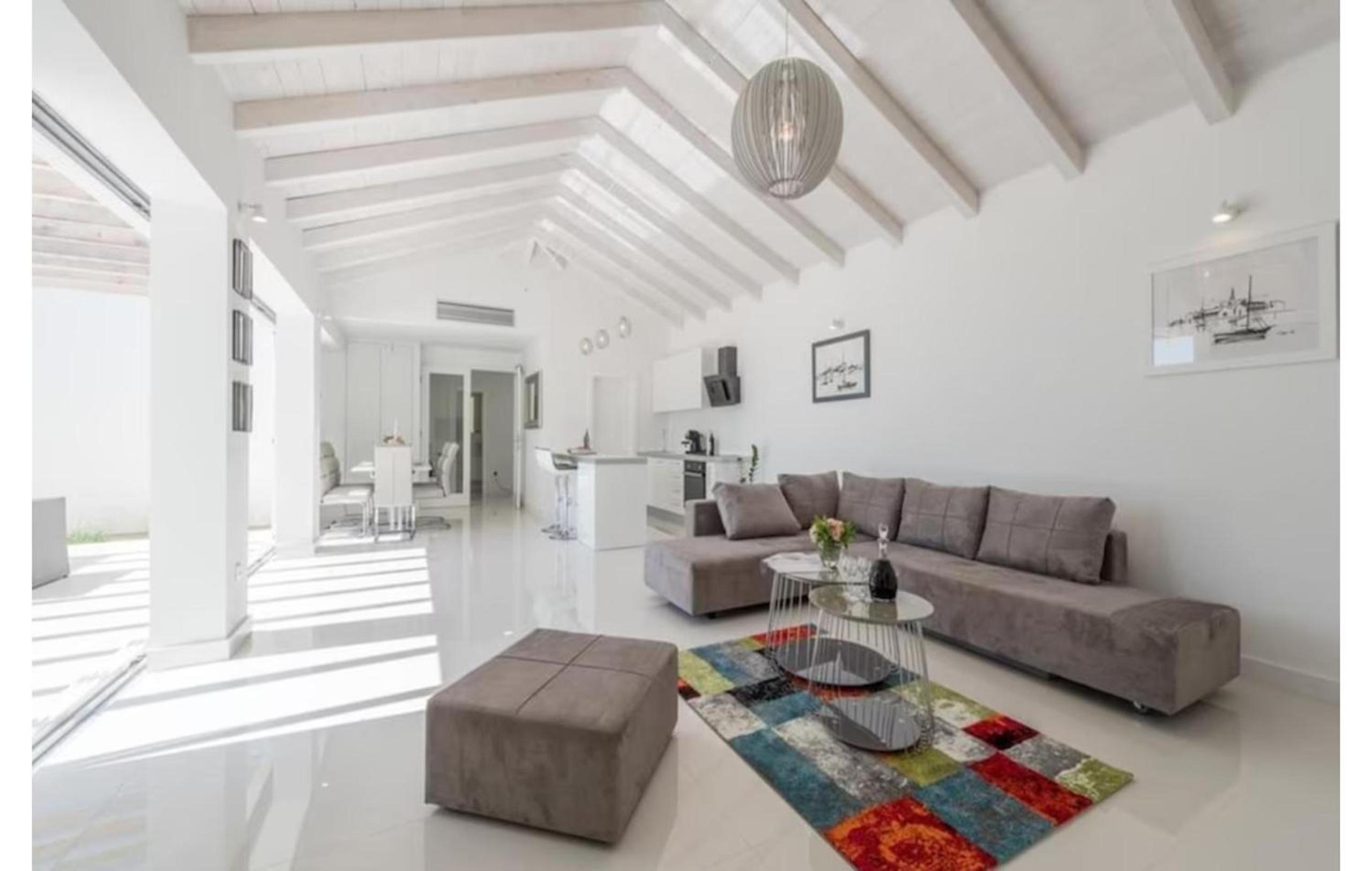 Luxurious villa Bright with pool view 2