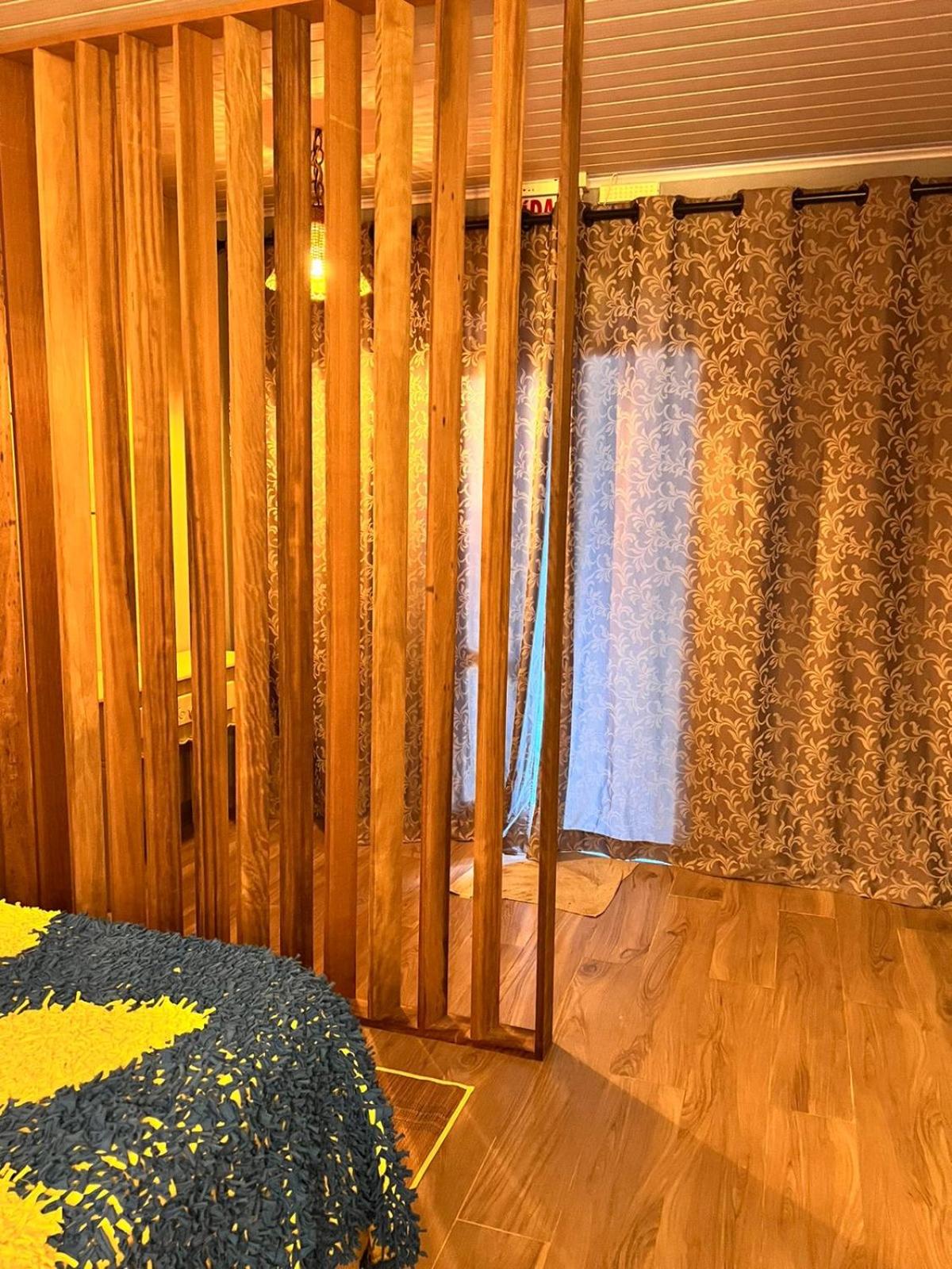 La vita hospedaria studio amarelo