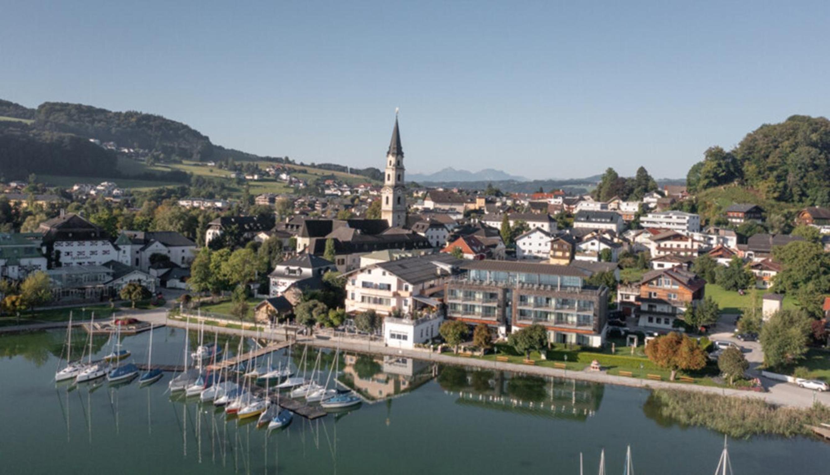 Exklusive Ferienwohnung LAKEVIEW in Bestlage Mattsee, beschattbare Dachterrasse mit Panoramablick über den See