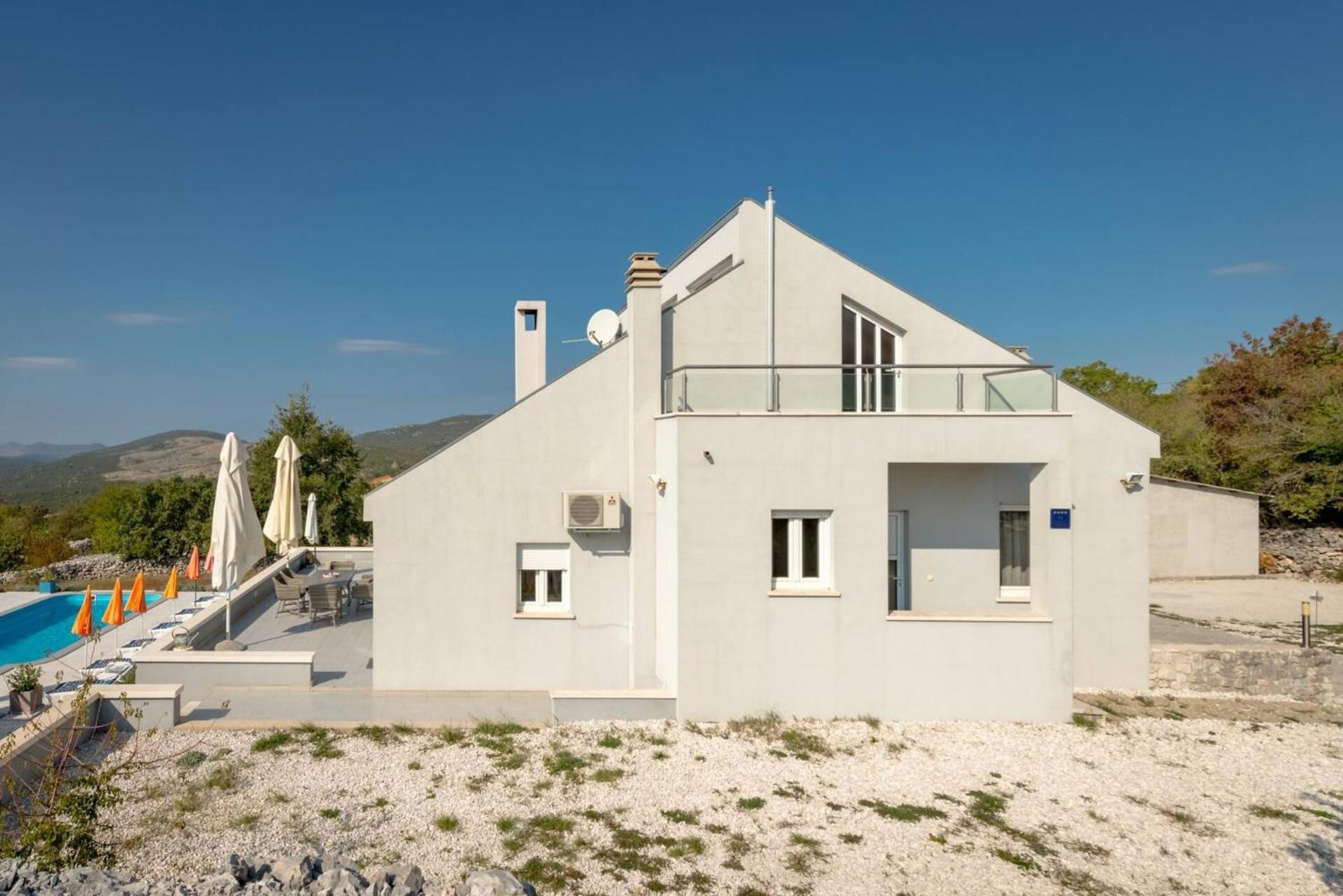Rustic Villa Florice with a pool