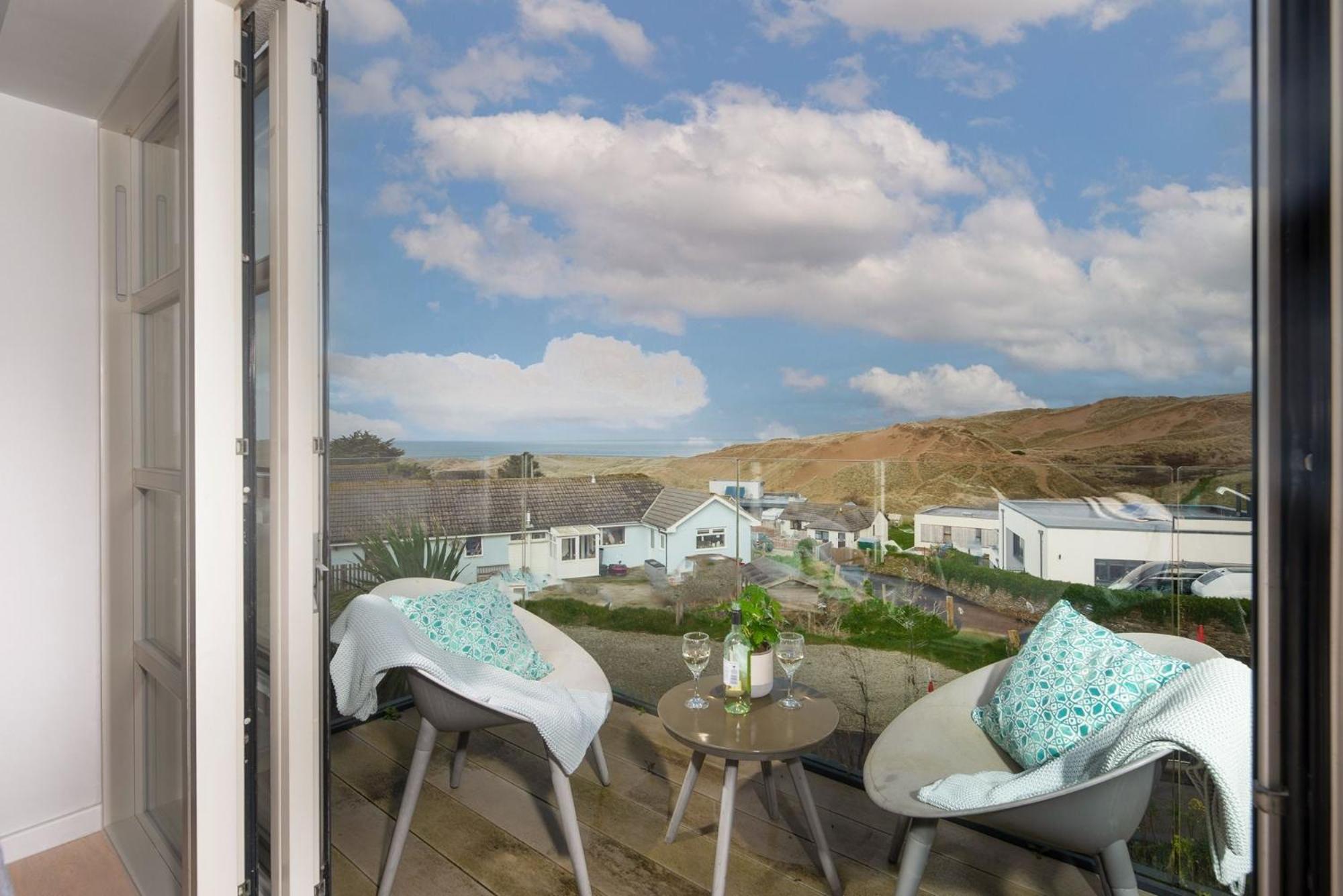 Sandyford, Holywell Bay - Sea Views - Walk to Beach - 2 Pets Allowed - Free Parking and WiFi