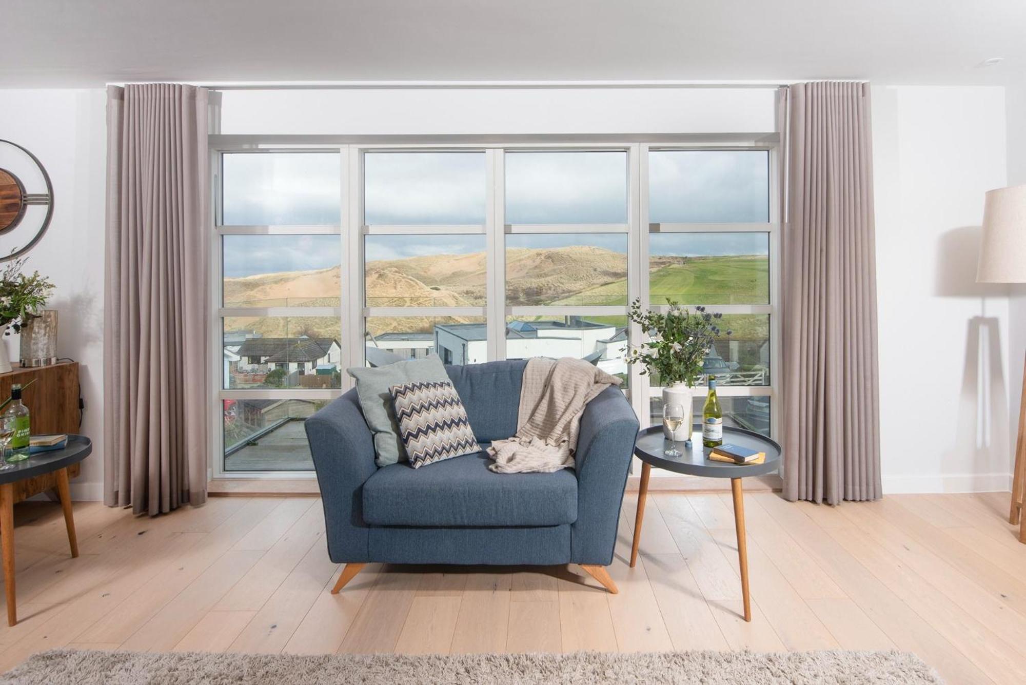 Sandyford, Holywell Bay - Sea Views - Walk to Beach - 2 Pets Allowed - Free Parking and WiFi