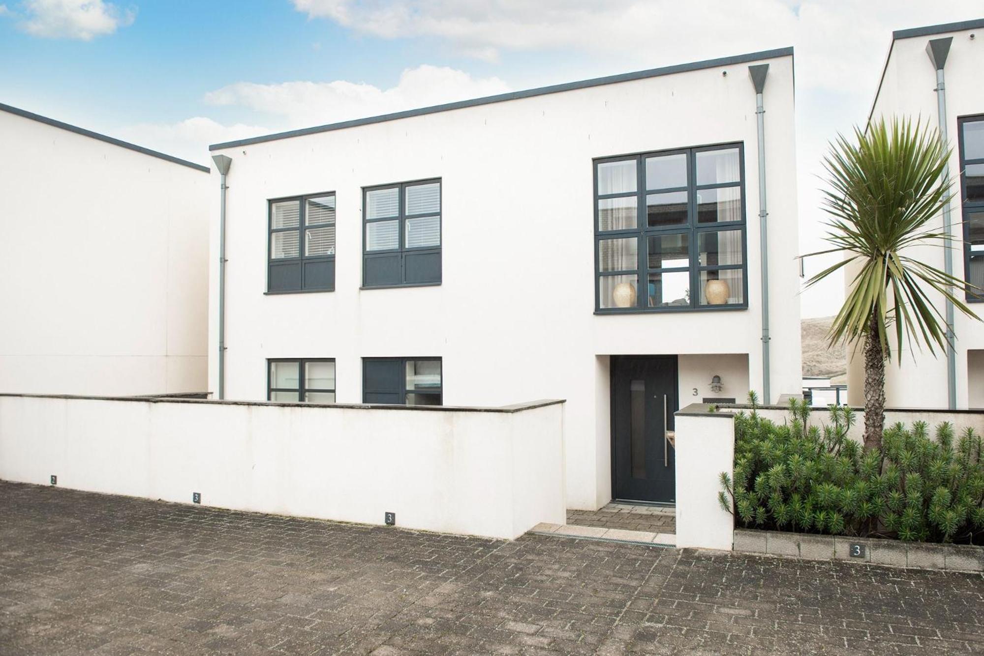 Sandyford, Holywell Bay - Sea Views - Walk to Beach - 2 Pets Allowed - Free Parking and WiFi