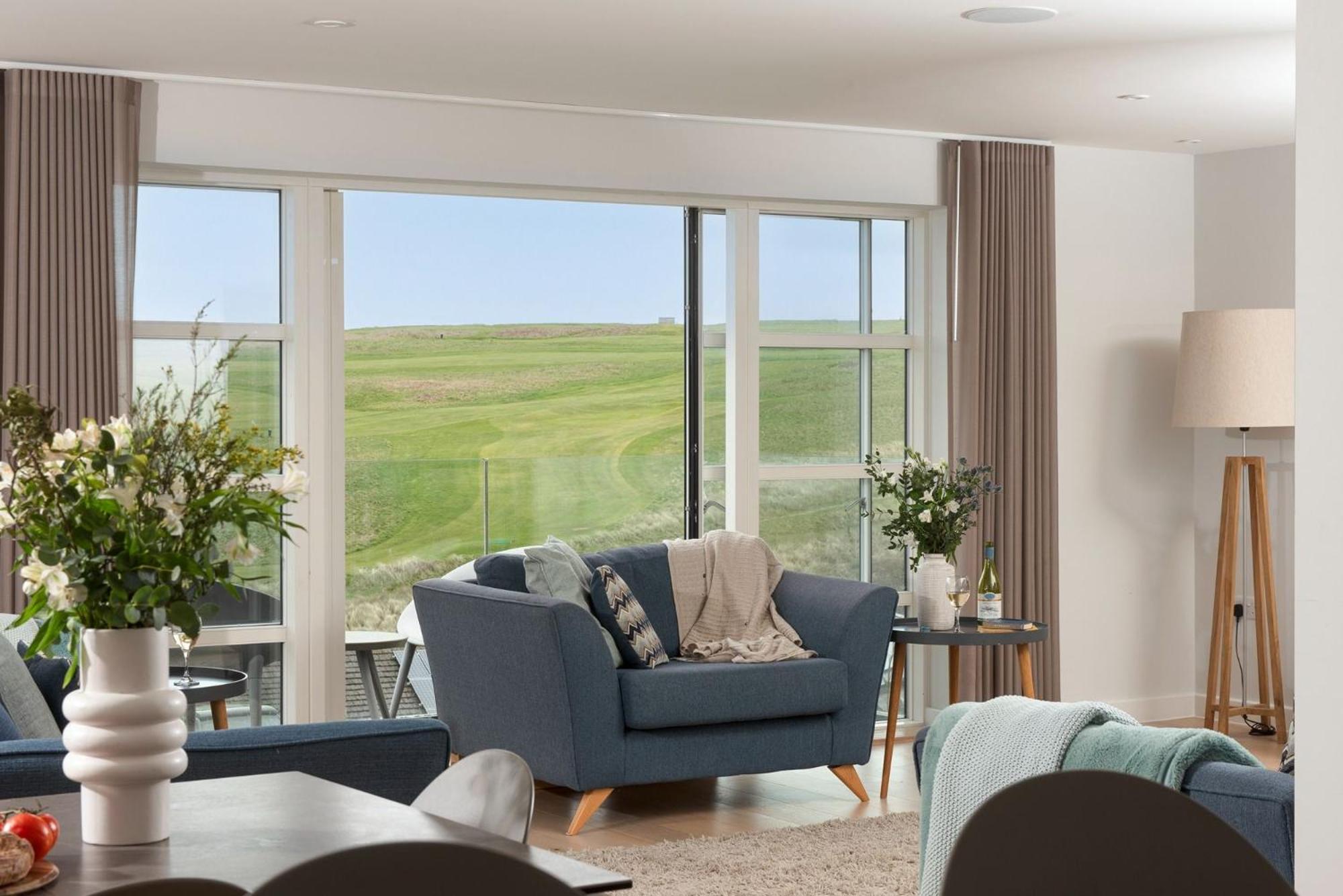 Sandyford, Holywell Bay - Sea Views - Walk to Beach - 2 Pets Allowed - Free Parking and WiFi