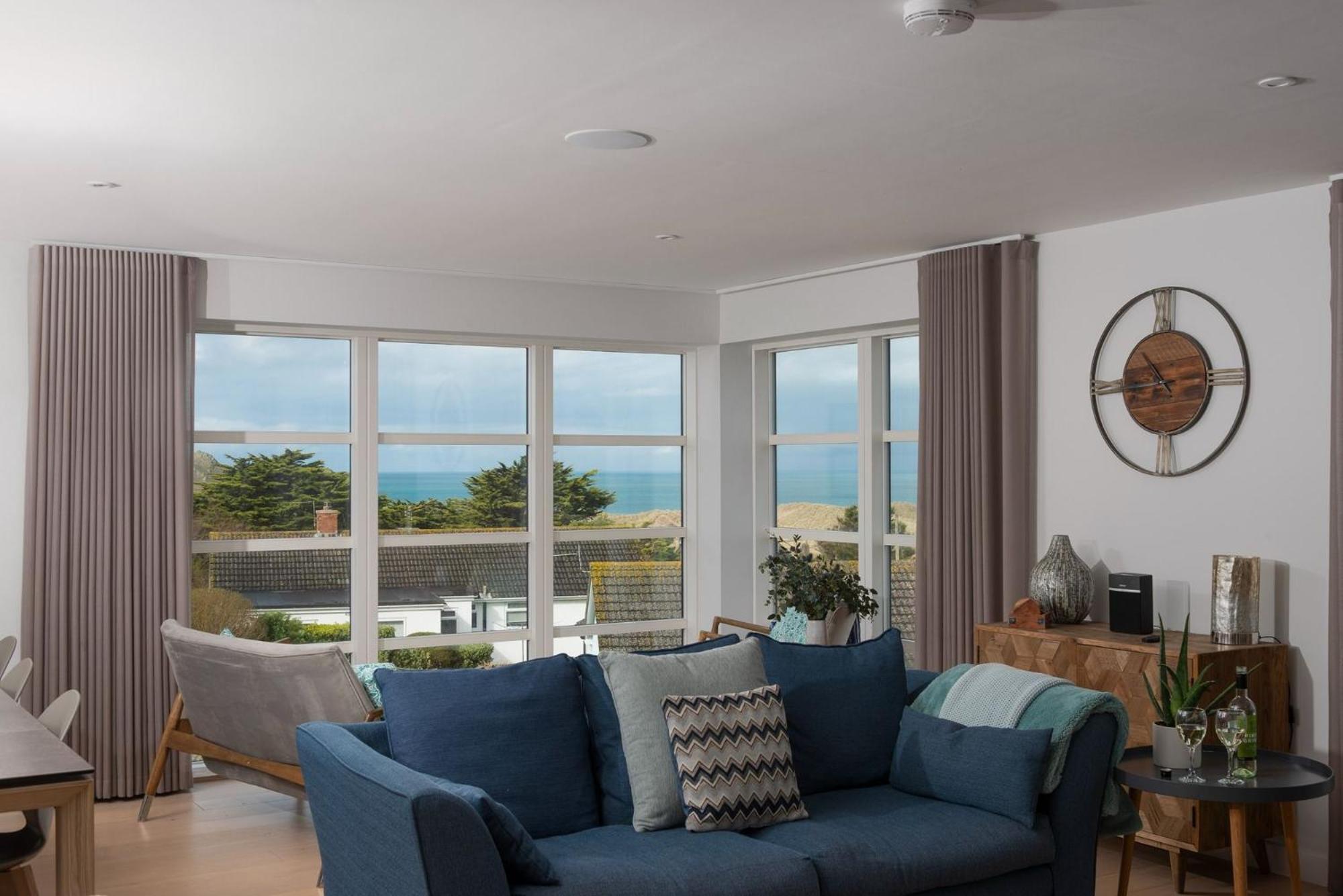 Sandyford, Holywell Bay - Sea Views - Walk to Beach - 2 Pets Allowed - Free Parking and WiFi