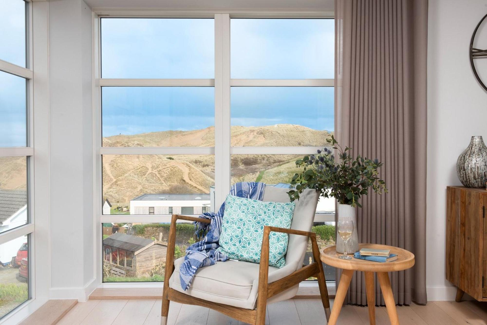 Sandyford, Holywell Bay - Sea Views - Walk to Beach - 2 Pets Allowed - Free Parking and WiFi