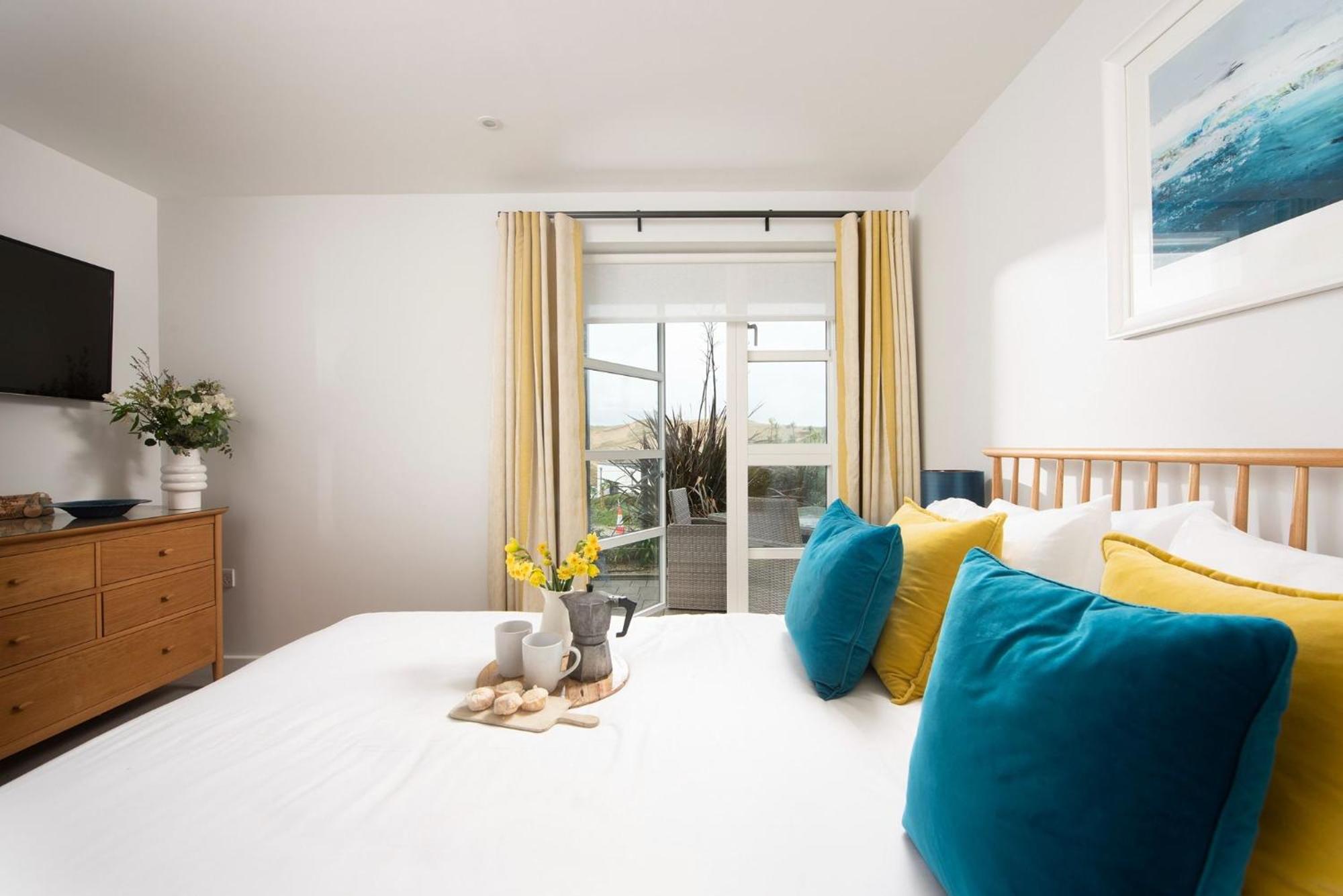 Sandyford, Holywell Bay - Sea Views - Walk to Beach - 2 Pets Allowed - Free Parking and WiFi