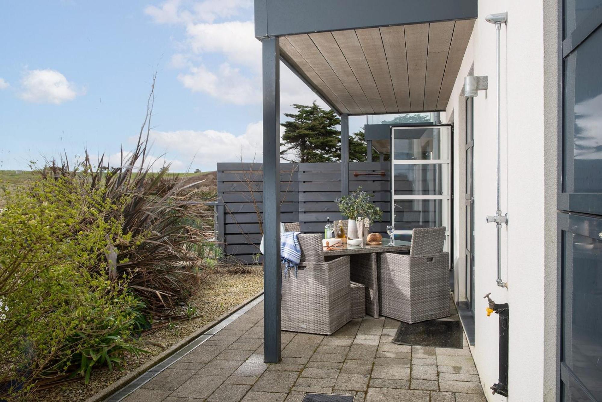 Sandyford, Holywell Bay - Sea Views - Walk to Beach - 2 Pets Allowed - Free Parking and WiFi