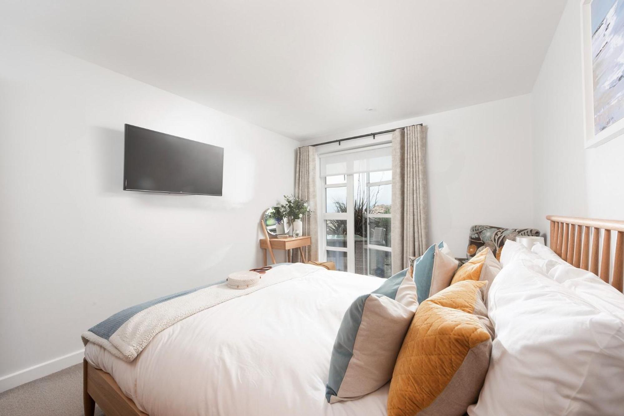 Sandyford, Holywell Bay - Sea Views - Walk to Beach - 2 Pets Allowed - Free Parking and WiFi