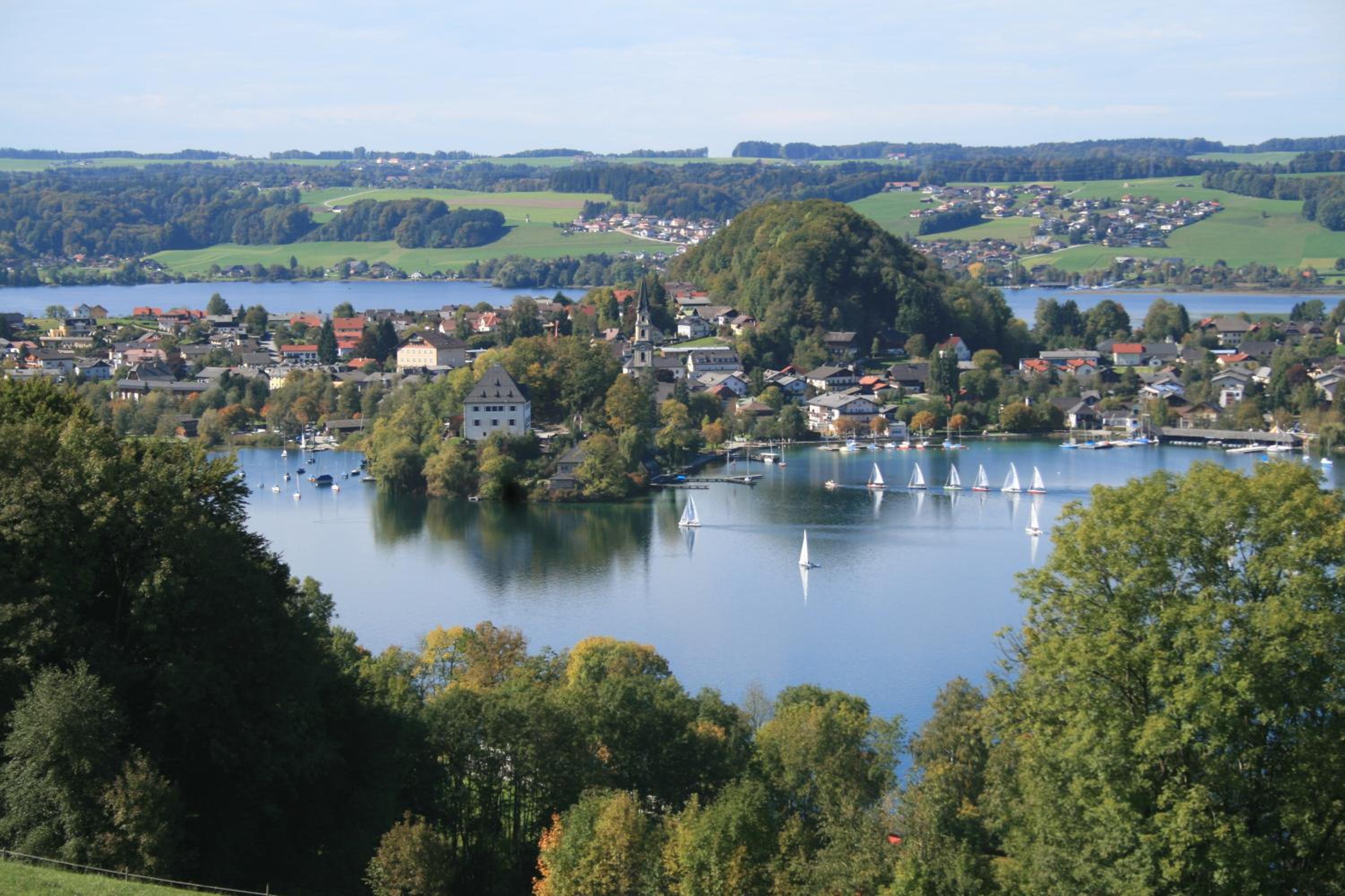 Exklusive Ferienwohnung LAKEVIEW in Bestlage Mattsee, beschattbare Dachterrasse mit Panoramablick über den See