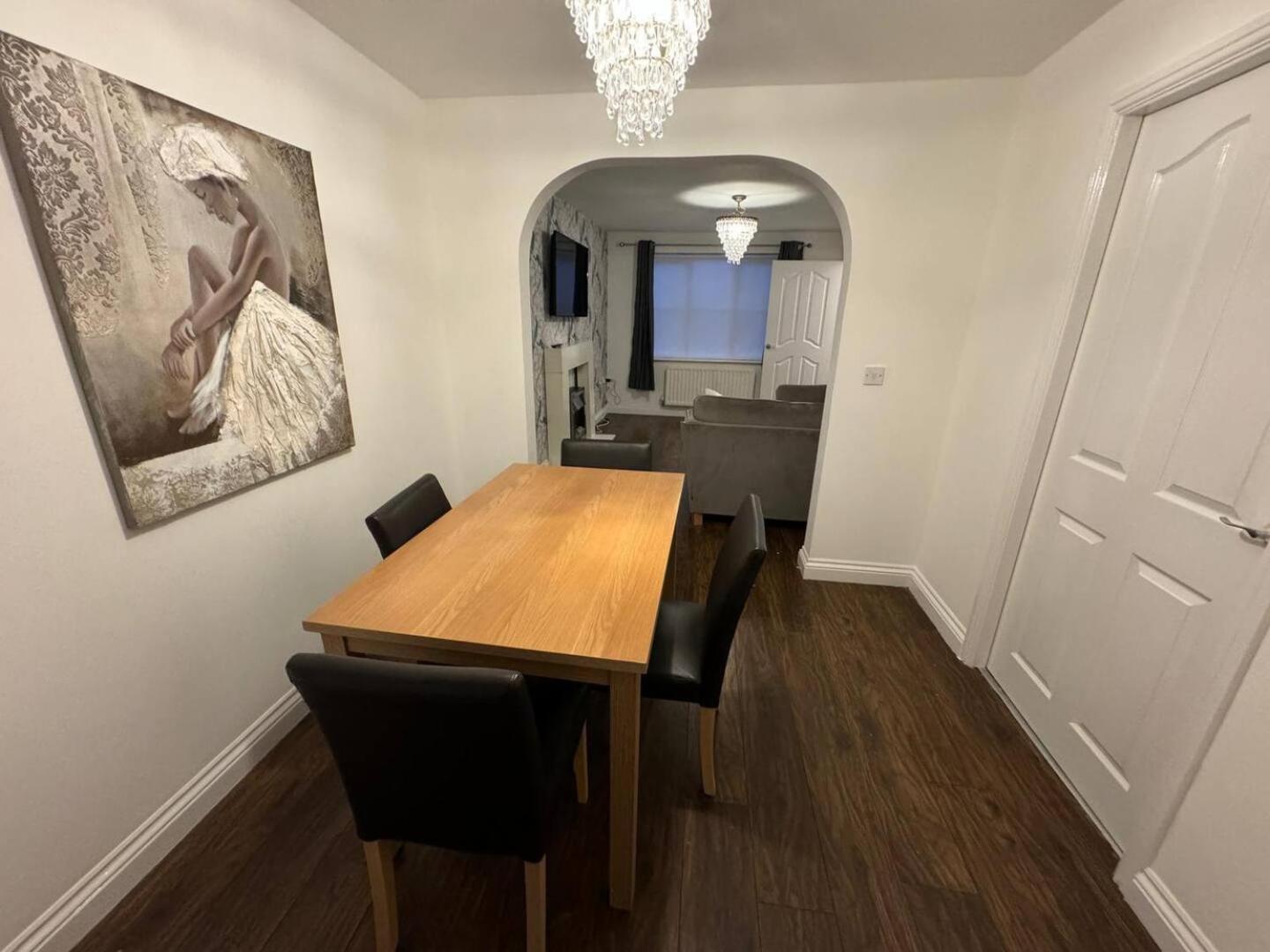 Modern 3 Bedroom House Close to Liverpool Centre