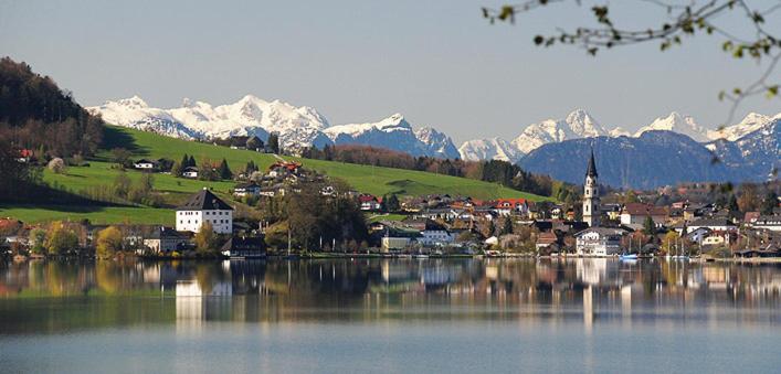 Exklusive Ferienwohnung LAKEVIEW in Bestlage Mattsee, beschattbare Dachterrasse mit Panoramablick über den See