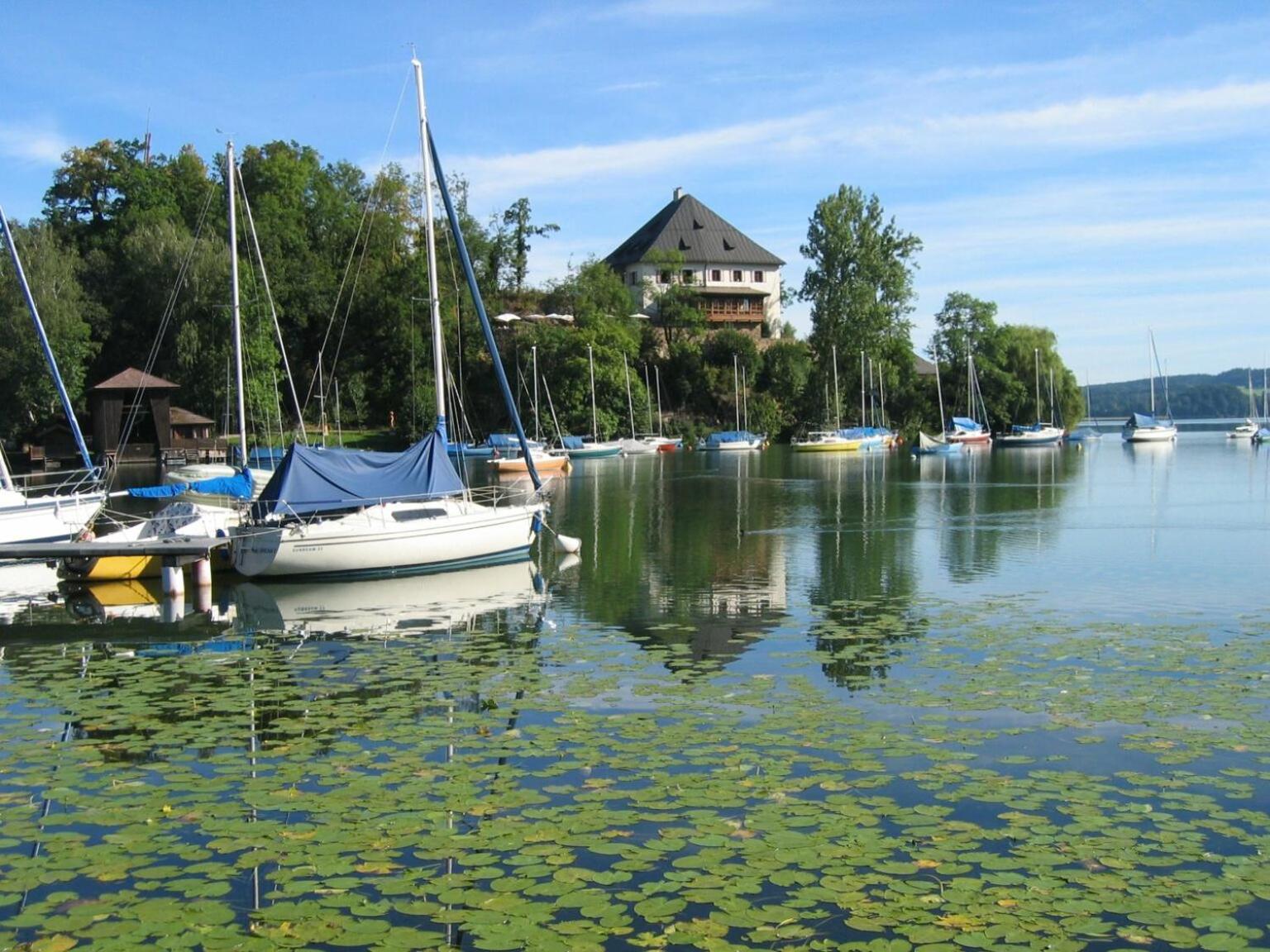 Exklusive Ferienwohnung LAKEVIEW in Bestlage Mattsee, beschattbare Dachterrasse mit Panoramablick über den See