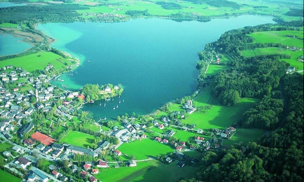 Exklusive Ferienwohnung LAKEVIEW in Bestlage Mattsee, beschattbare Dachterrasse mit Panoramablick über den See