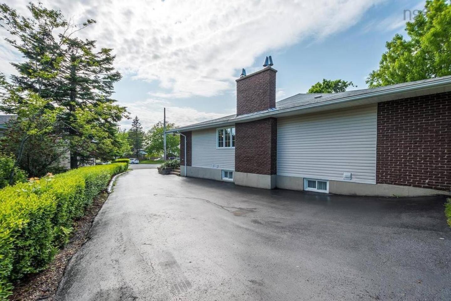 Hotel Private Bedroom and Bathroom in Dartmouth - Image 1