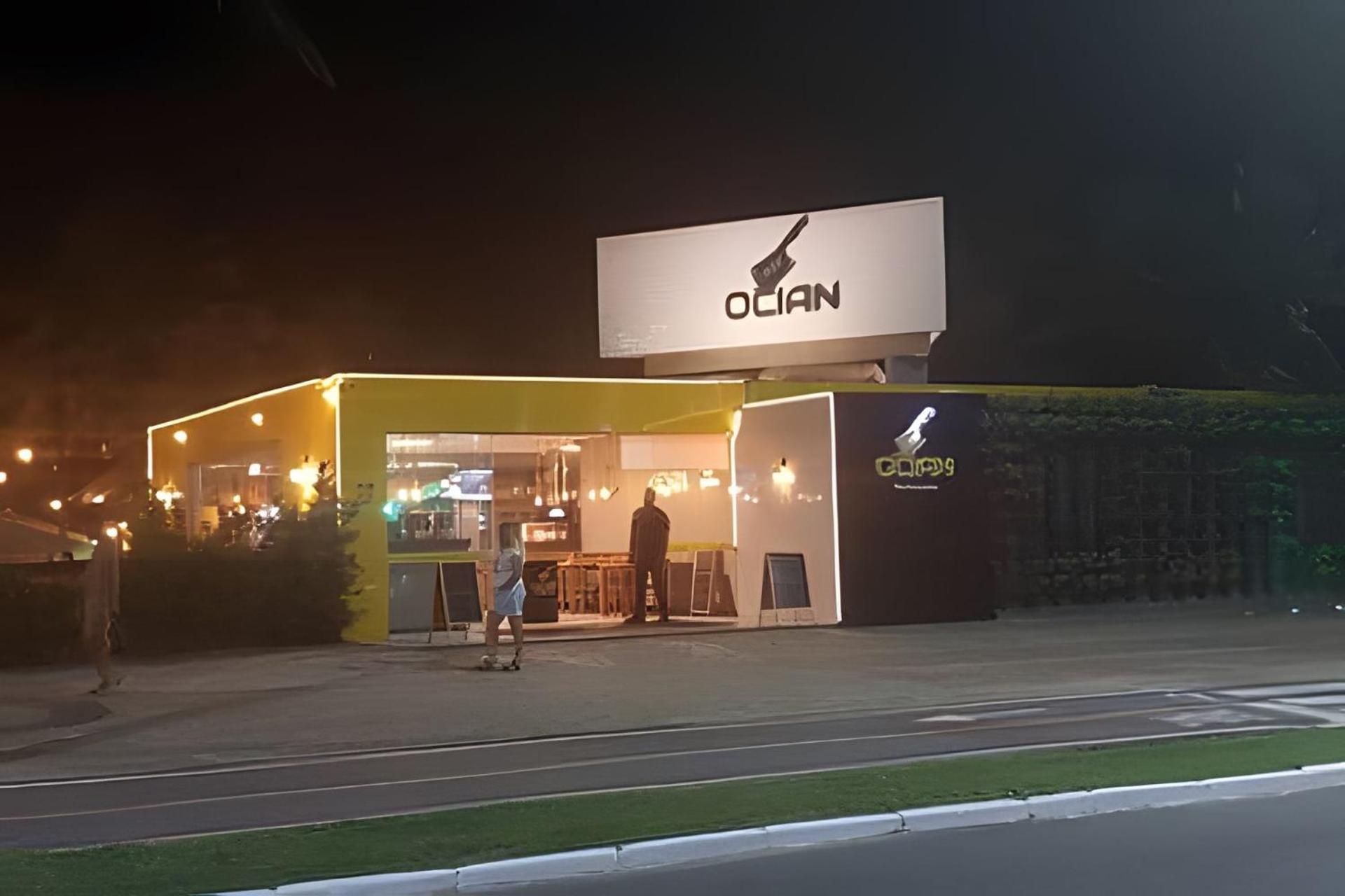 Em frente ao quiosque Ocian na praia, pé na areia