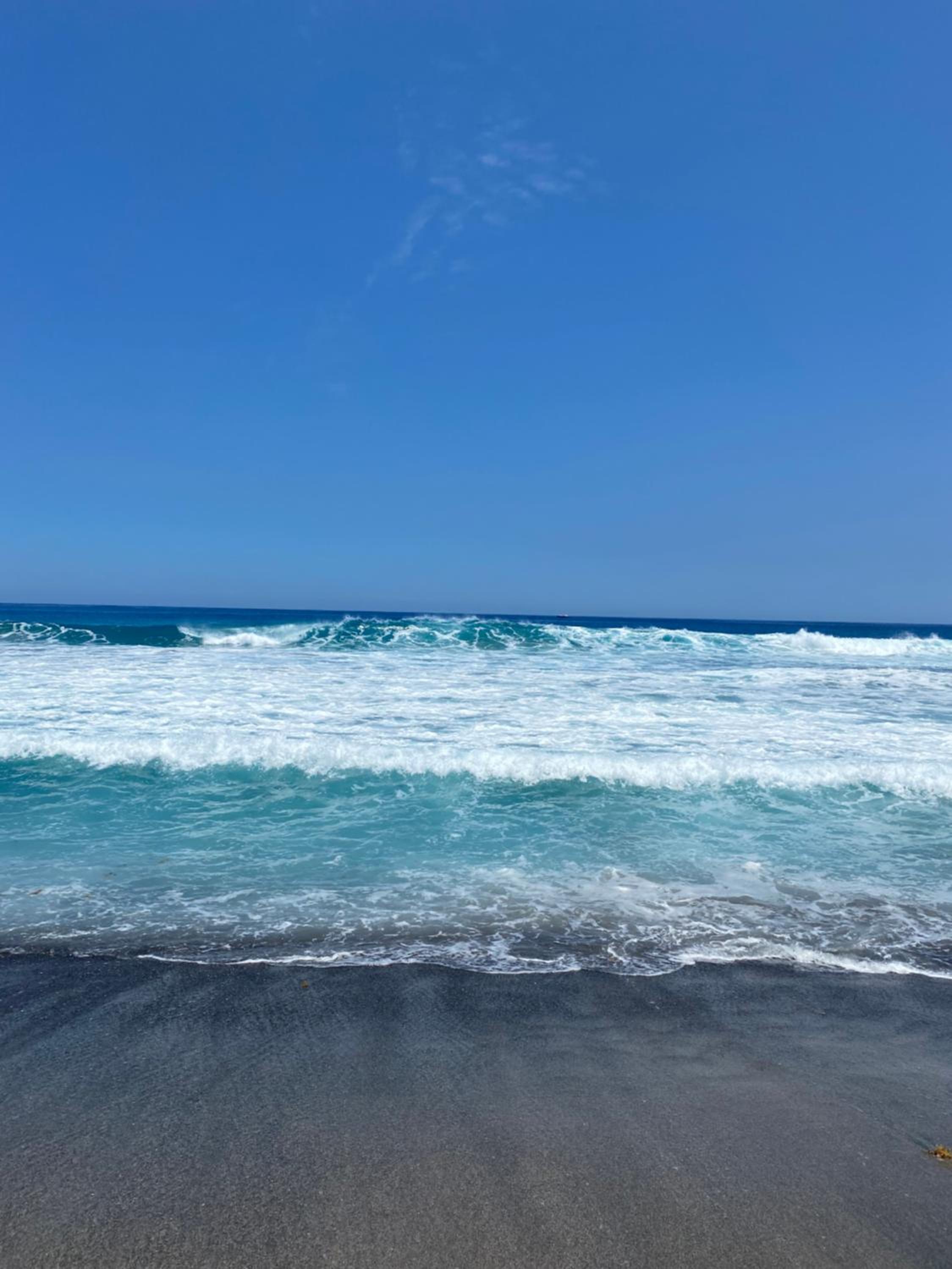 The Beach House and 2 appartments for full or separate rental, all with pool and private beach