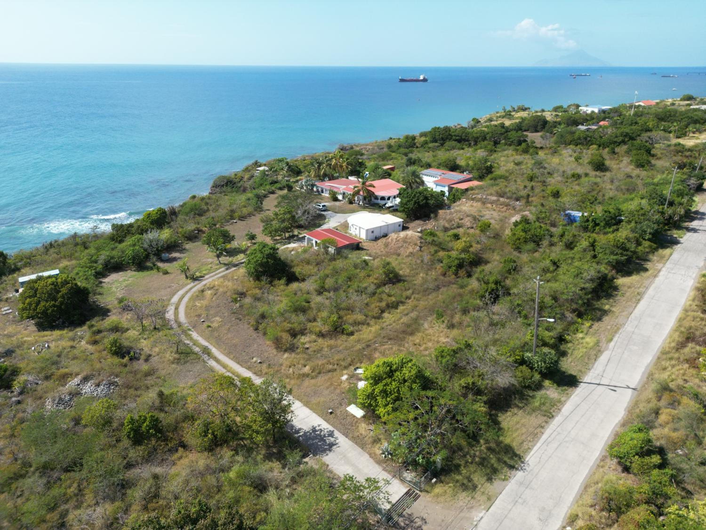 The Beach House and 2 appartments for full or separate rental, all with pool and private beach
