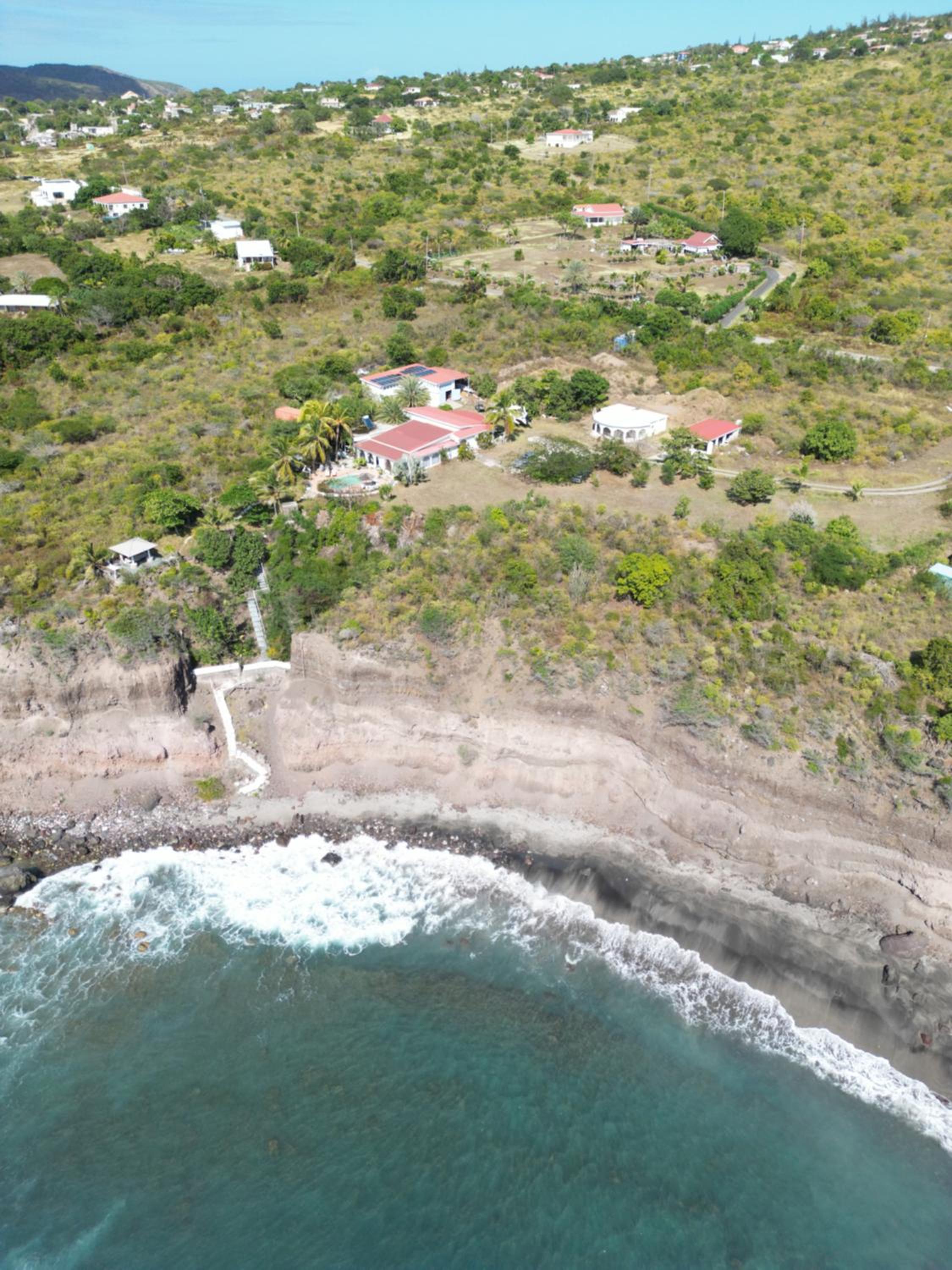 The Beach House and 2 appartments for full or separate rental, all with pool and private beach