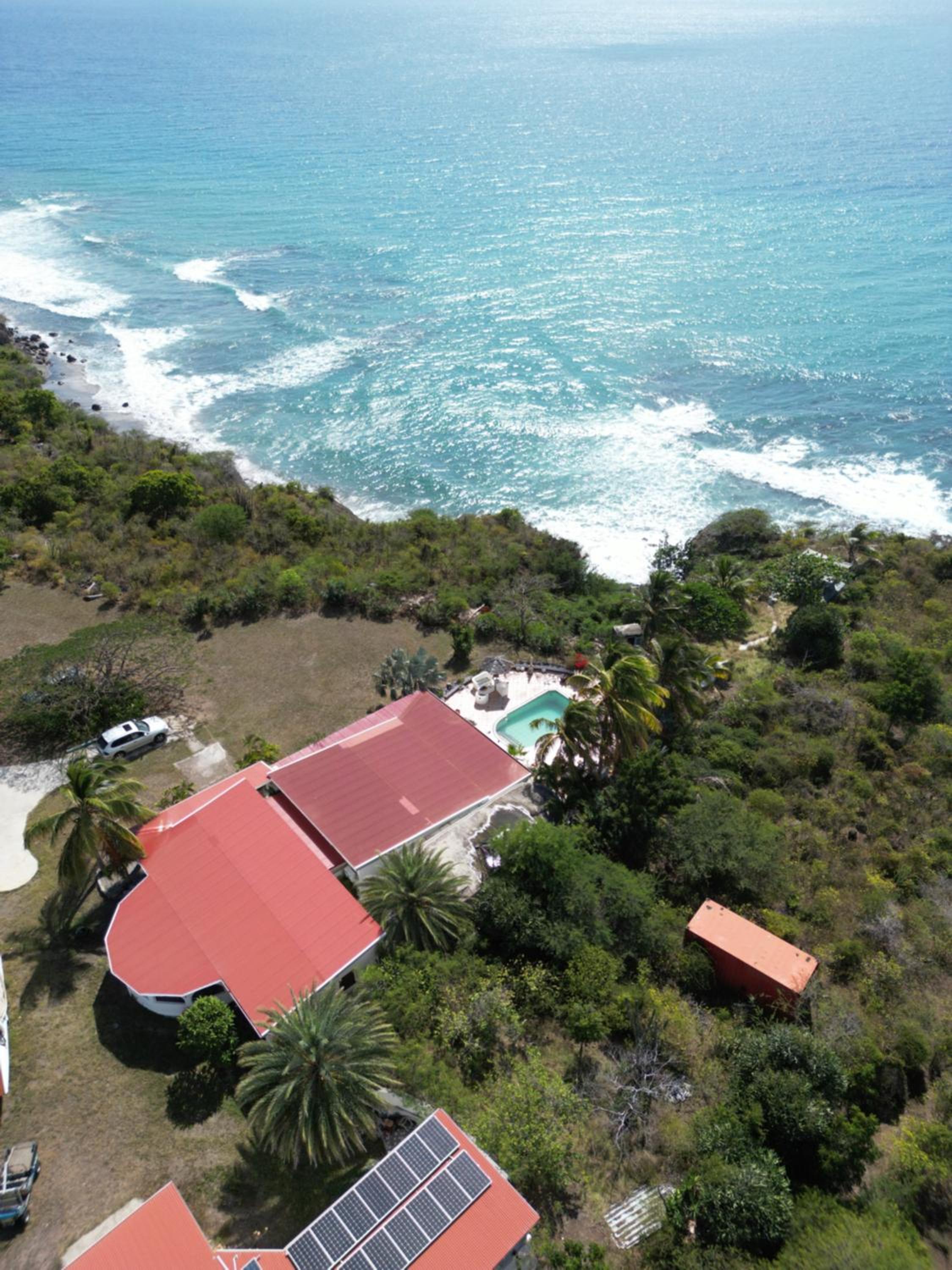 The Beach House and 2 appartments for full or separate rental, all with pool and private beach