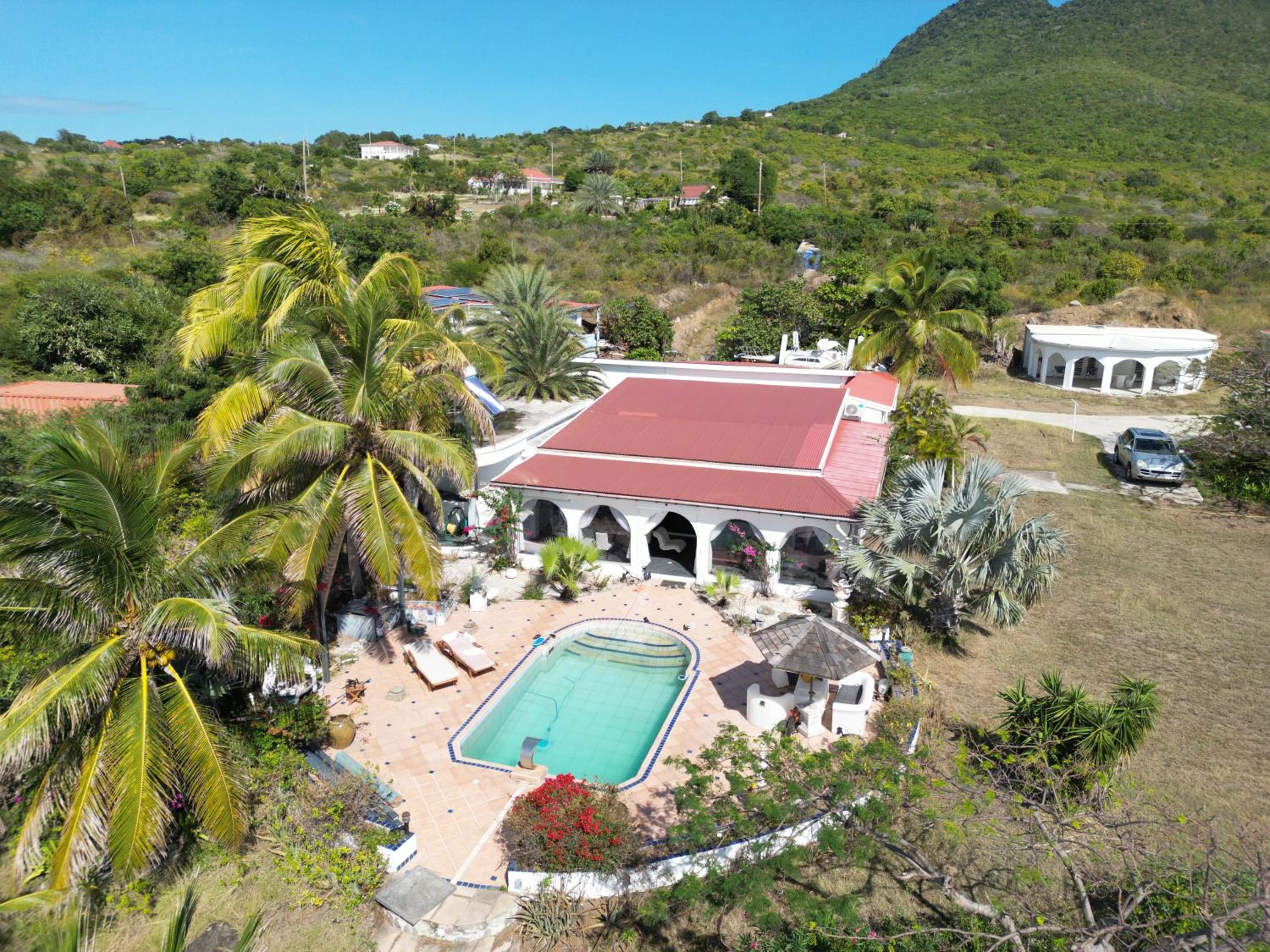 The Beach House and 2 appartments for full or separate rental, all with pool and private beach