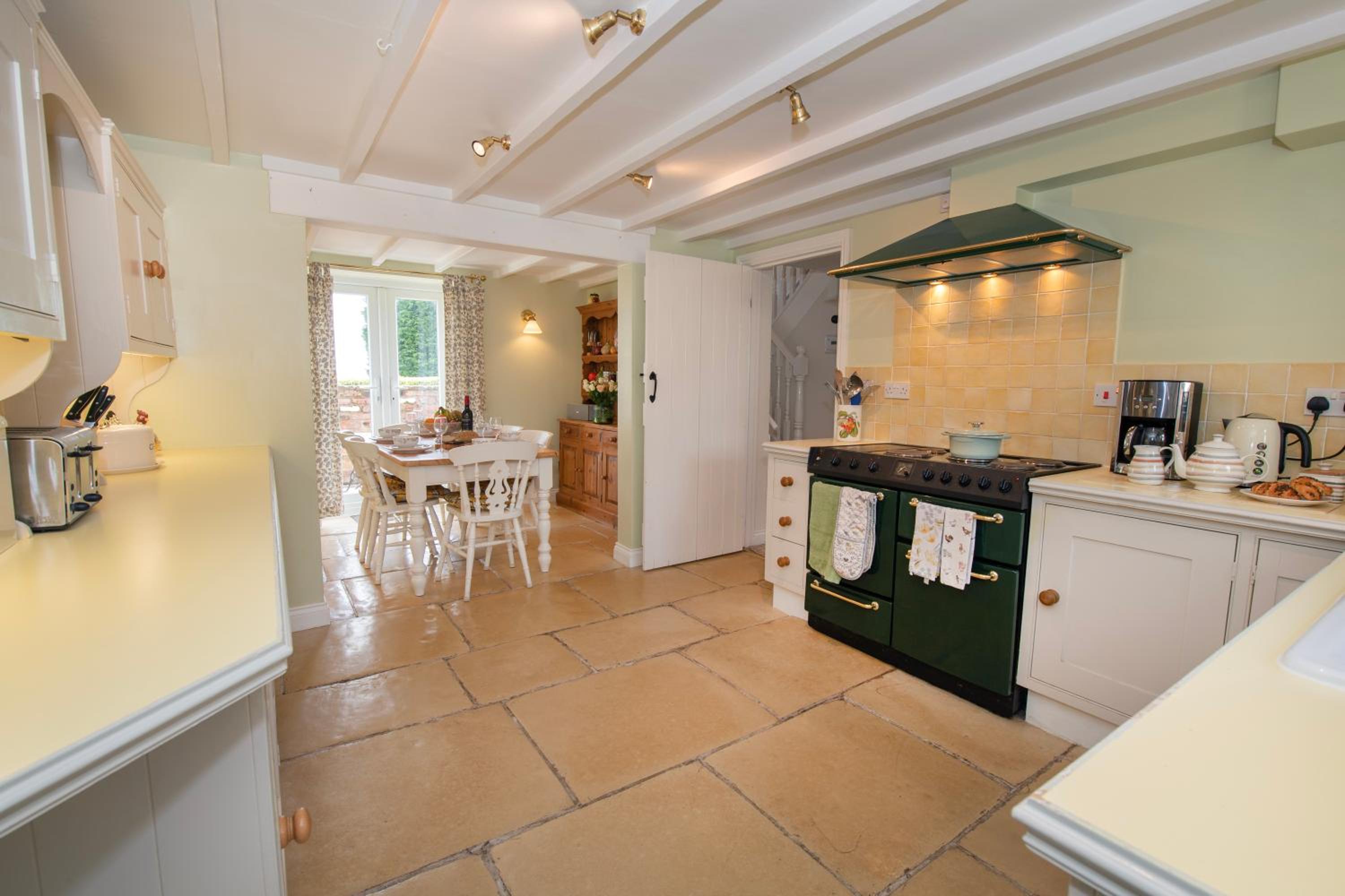 Serene Yorkshire Wolds Cottage Sleeps 6 EV