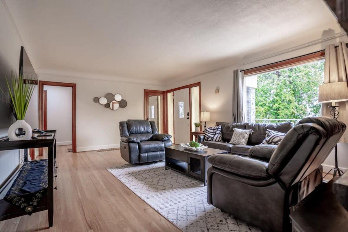 Burien's 3-BR Middle Unit Retreat with Deck BBQ view 4