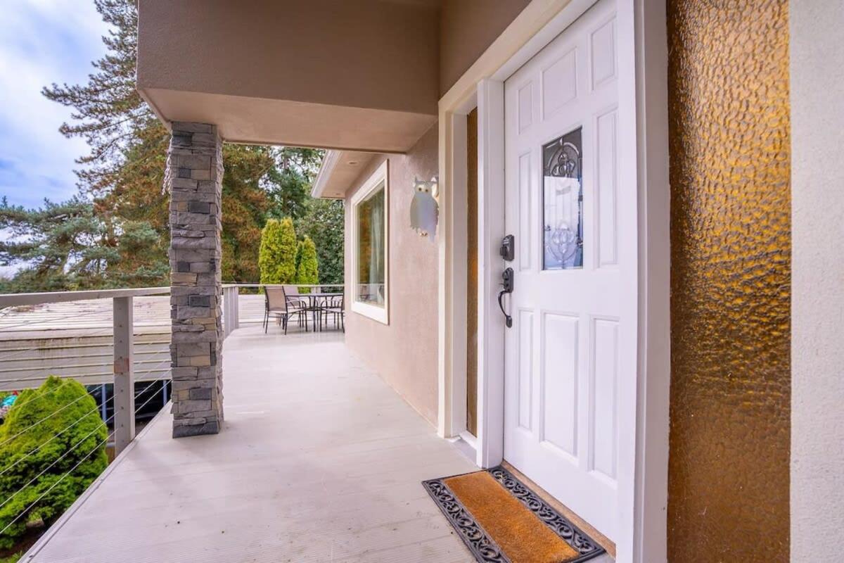 Burien's 3-BR Middle Unit Retreat with Deck BBQ view 2