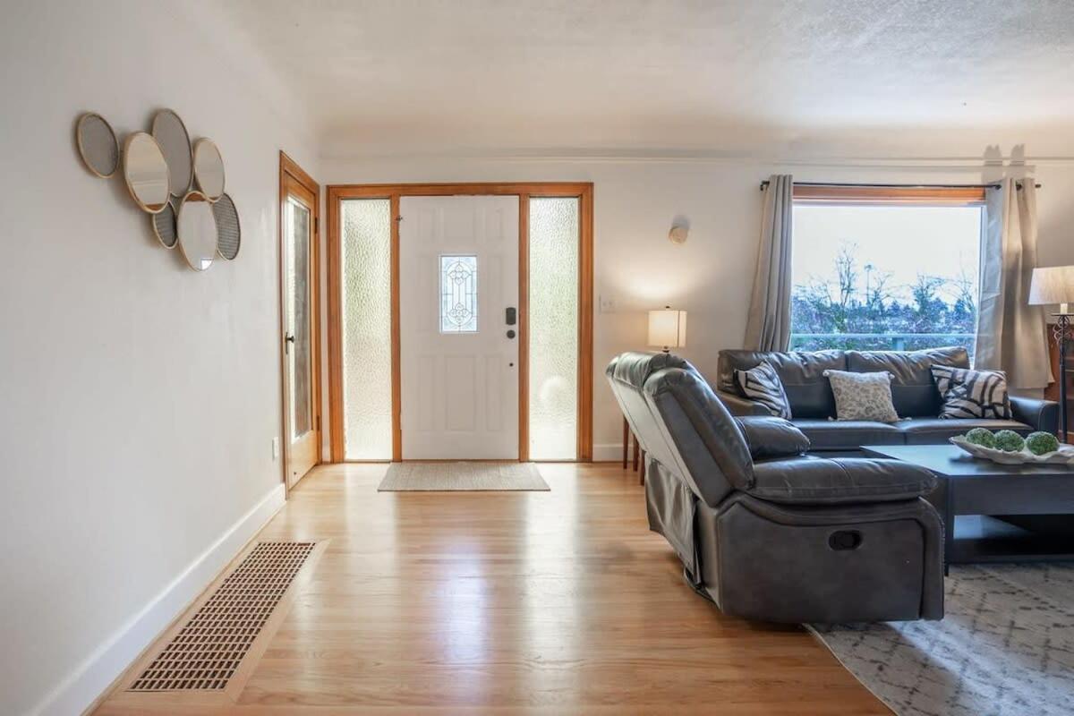 Burien's 3-BR Middle Unit Retreat with Deck BBQ view 3