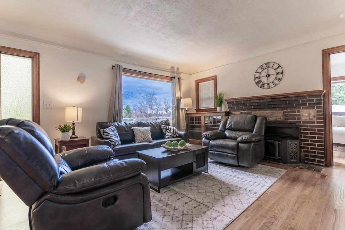 Burien's 3-BR Middle Unit Retreat with Deck BBQ view 5