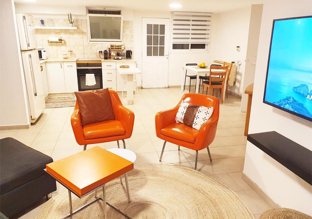 Spacious and Peaceful 2BD with Mamad, Garden & Parking view 3