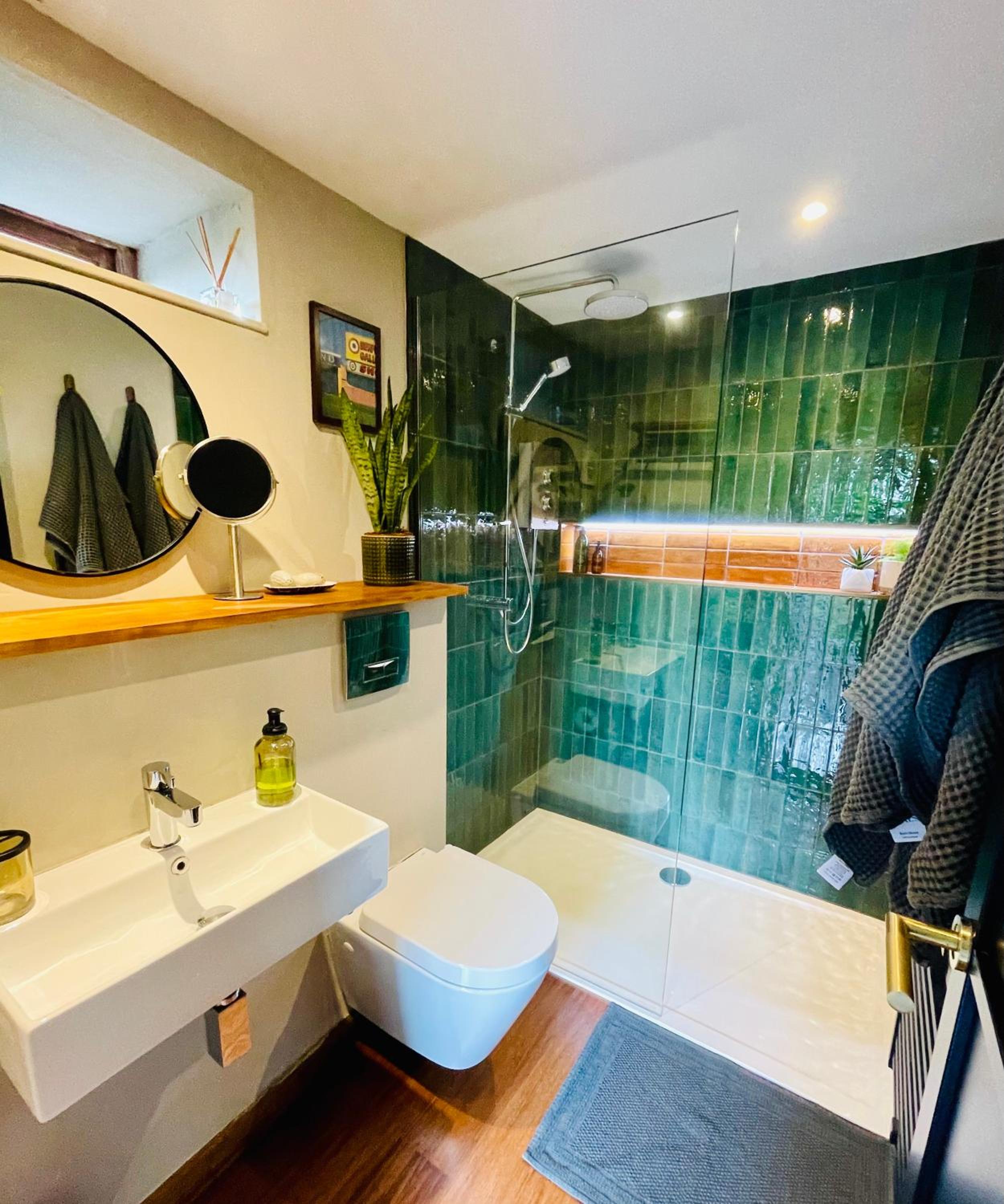 The Hideaway Apartment, Bath view 4