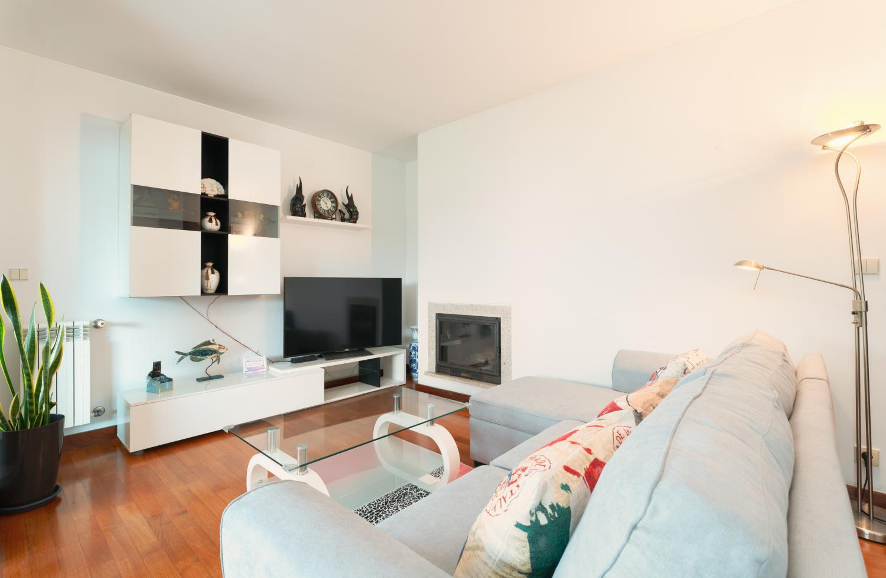 Spacious 2BR Apt with Free Parking in Porto view 5