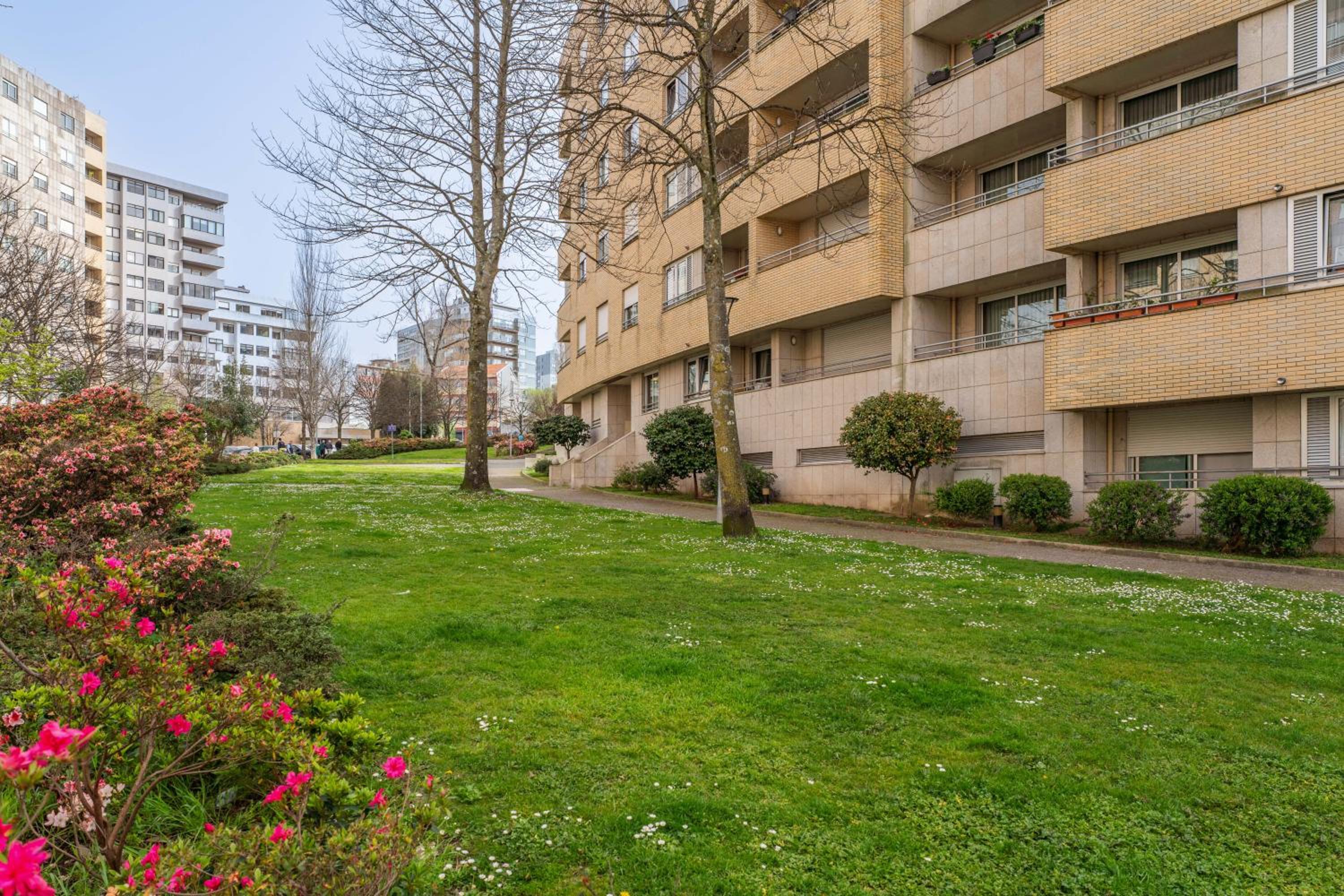 Spacious 2BR Apt with Free Parking in Porto view 2