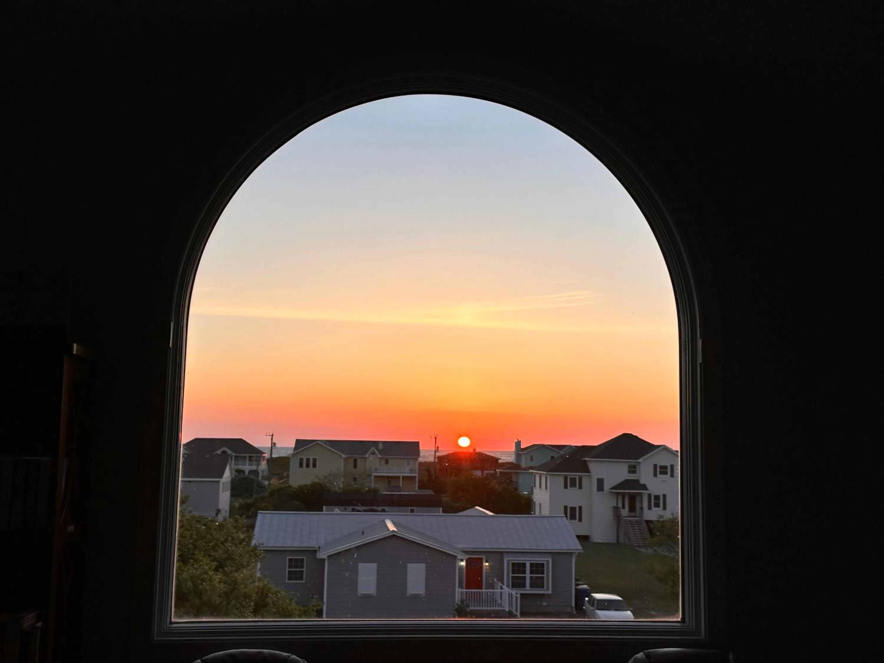 King BEEch - Southern Shores, 300 Yds to Beach, Ocean View, Pool, Hot Hub, Fenced Yard