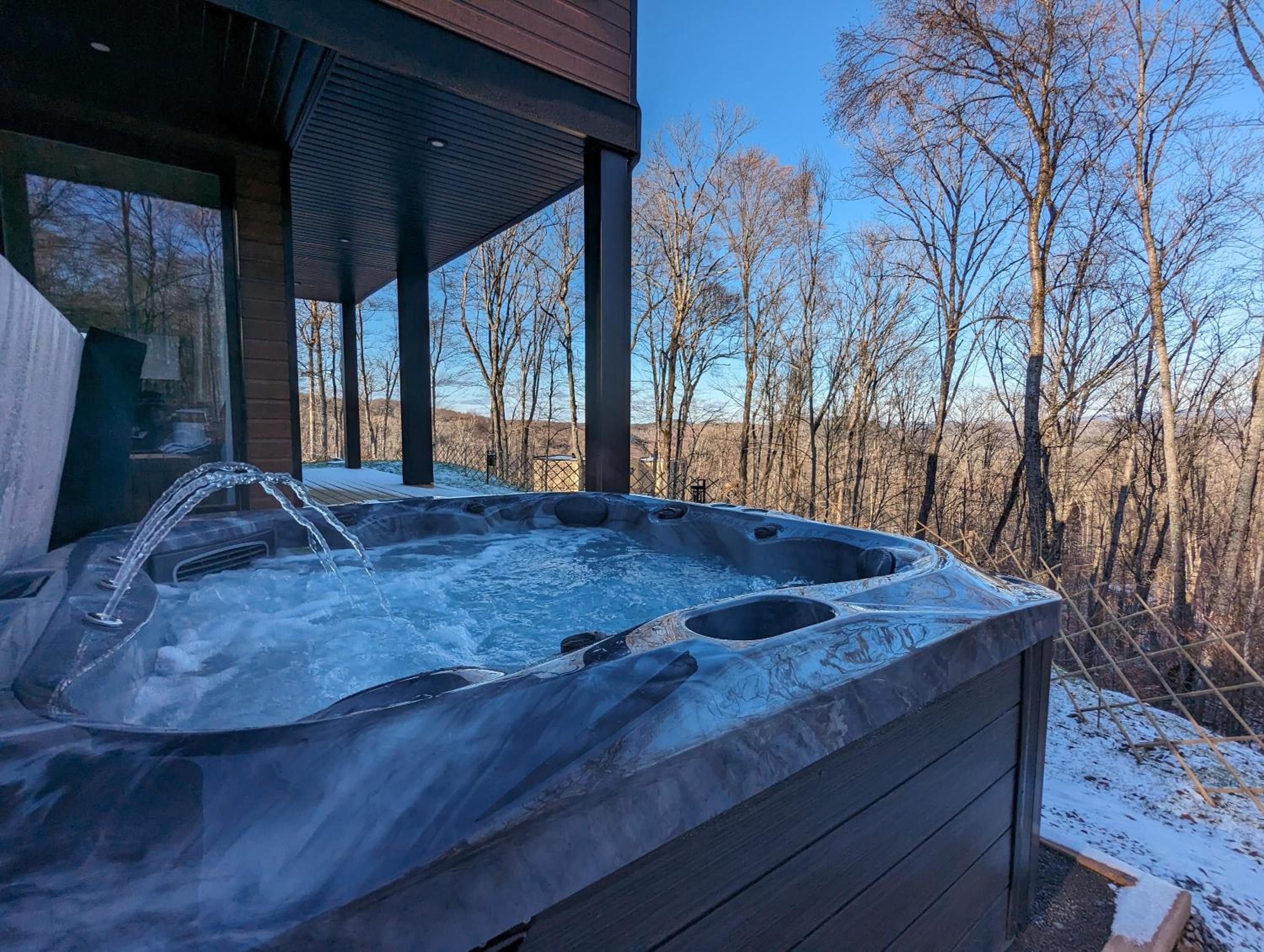 Mountain Retreat with Hot Tub and Close to Skiing