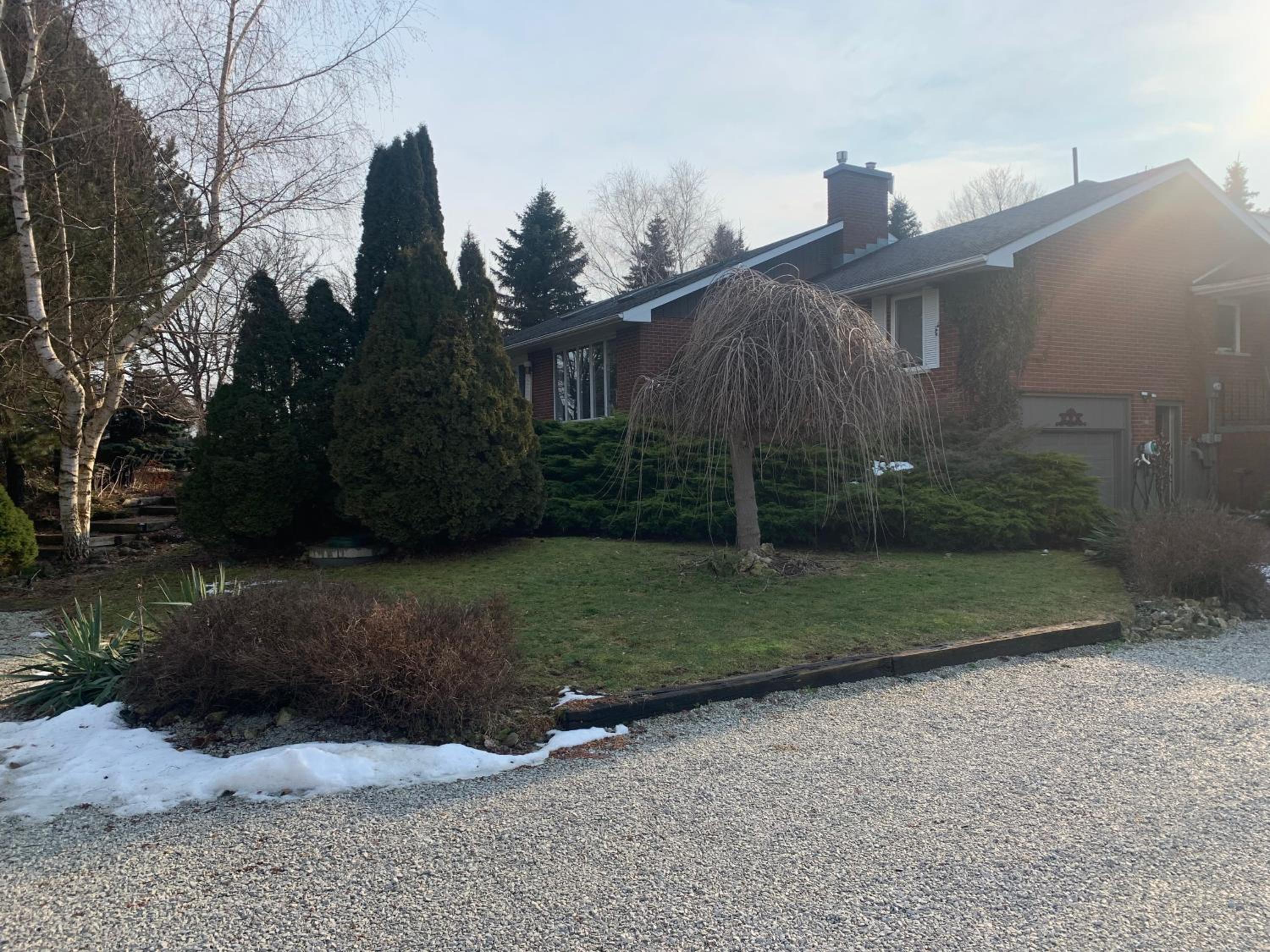 Family Home with Indoor Pool and Close Proximity to Blue Mountain
