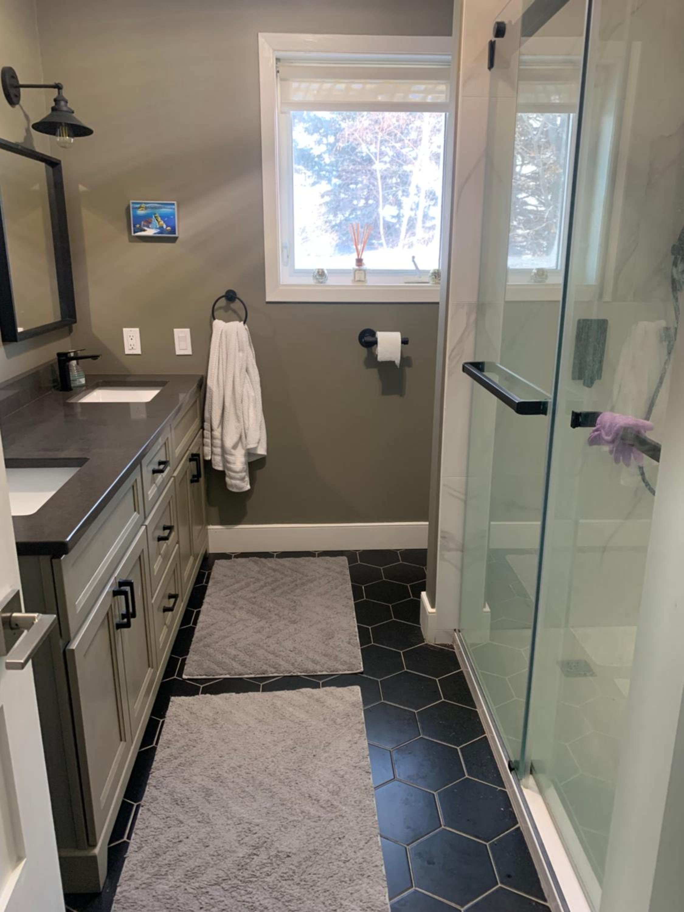 Family Home with Indoor Pool and Close Proximity to Blue Mountain