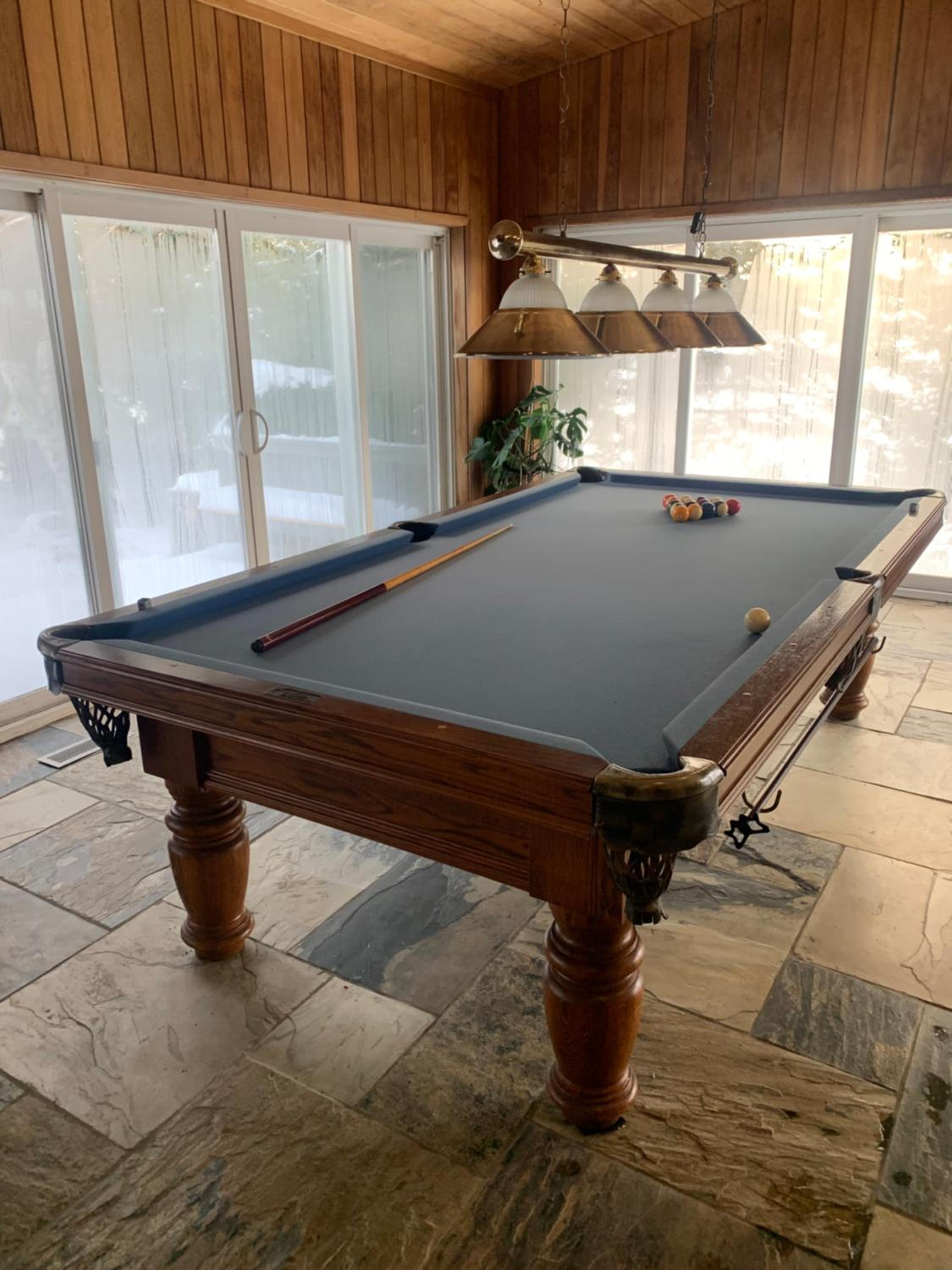Family Home with Indoor Pool and Close Proximity to Blue Mountain