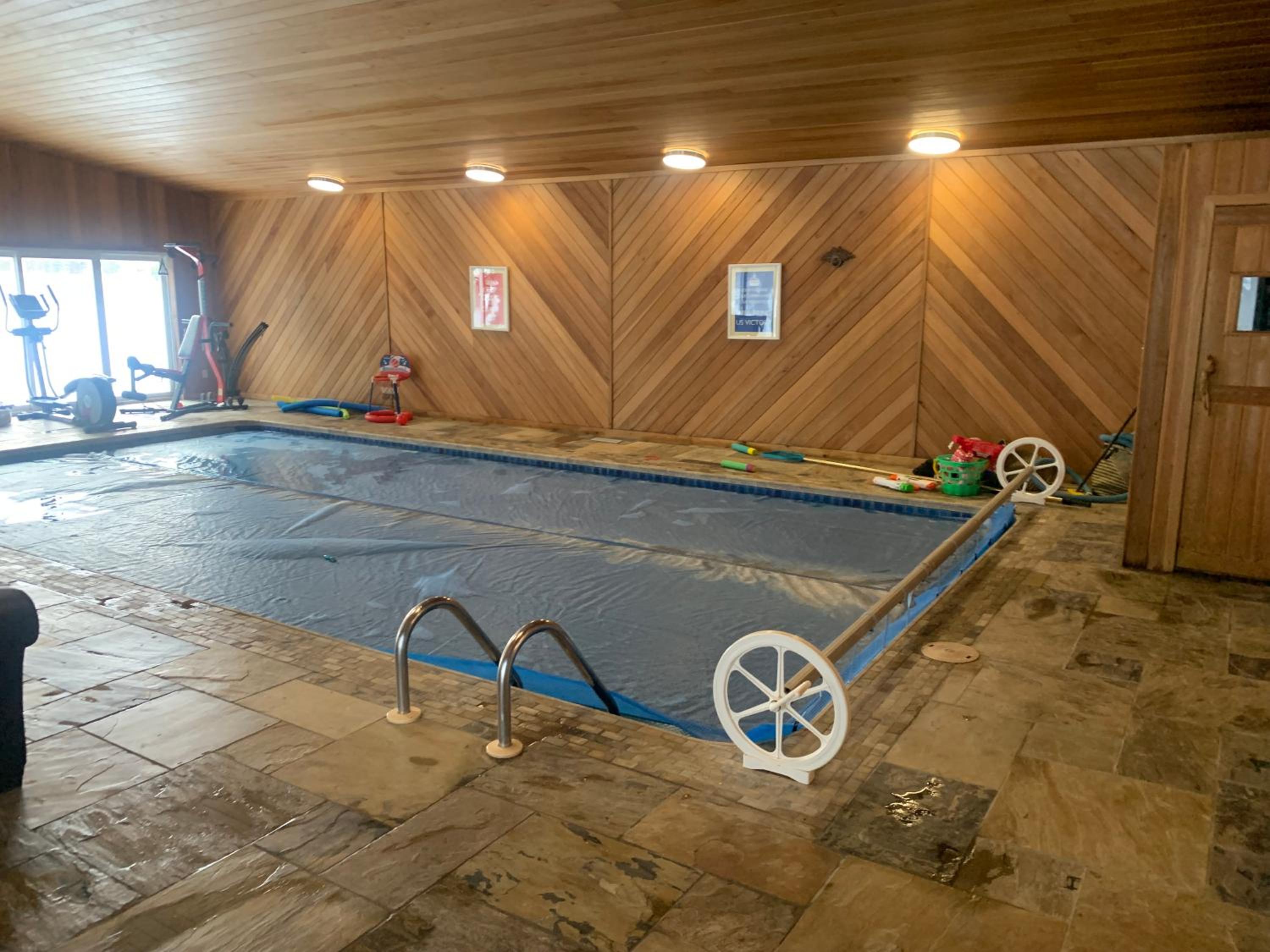 Family Home with Indoor Pool and Close Proximity to Blue Mountain