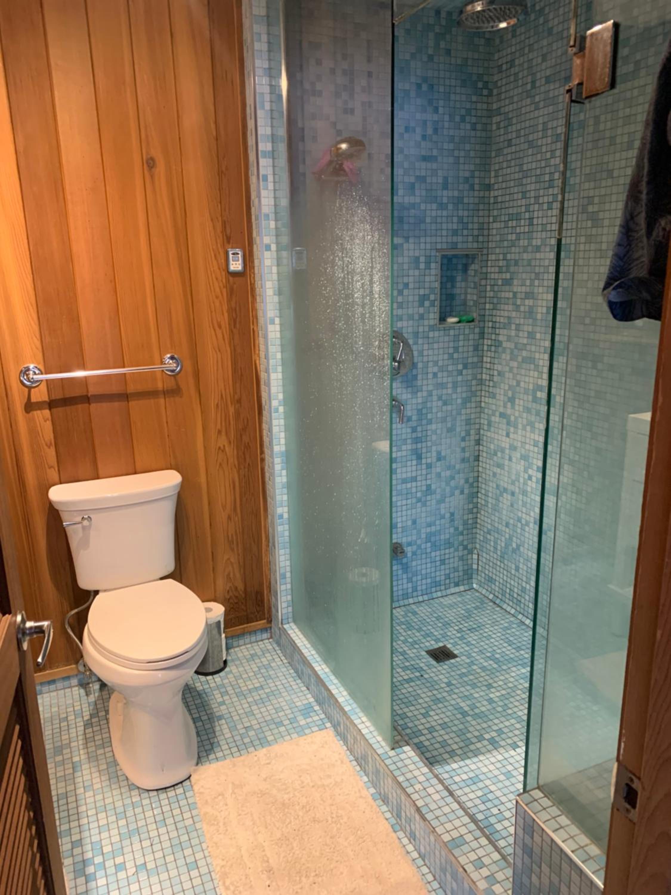 Family Home with Indoor Pool and Close Proximity to Blue Mountain