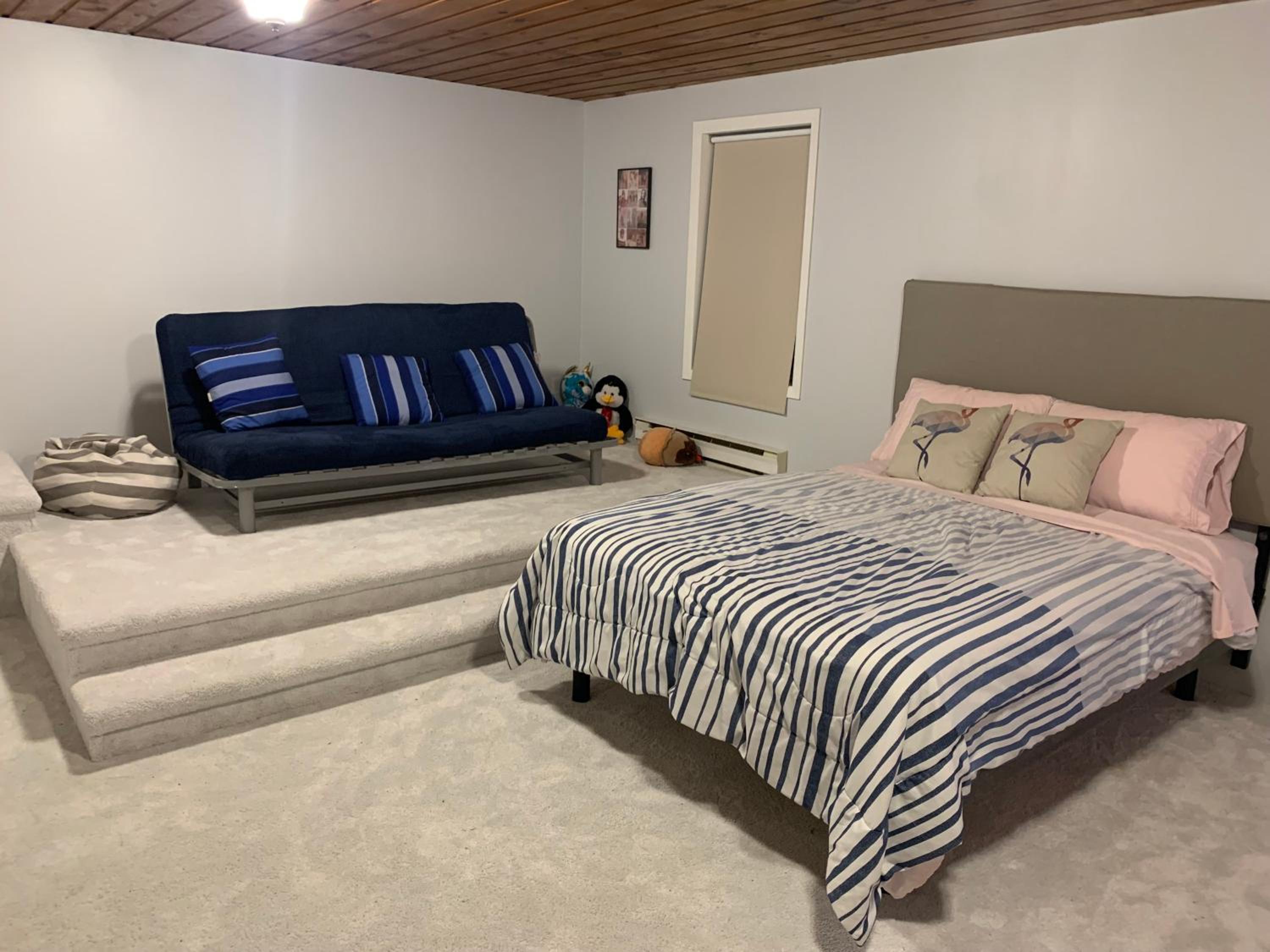 Family Home with Indoor Pool and Close Proximity to Blue Mountain