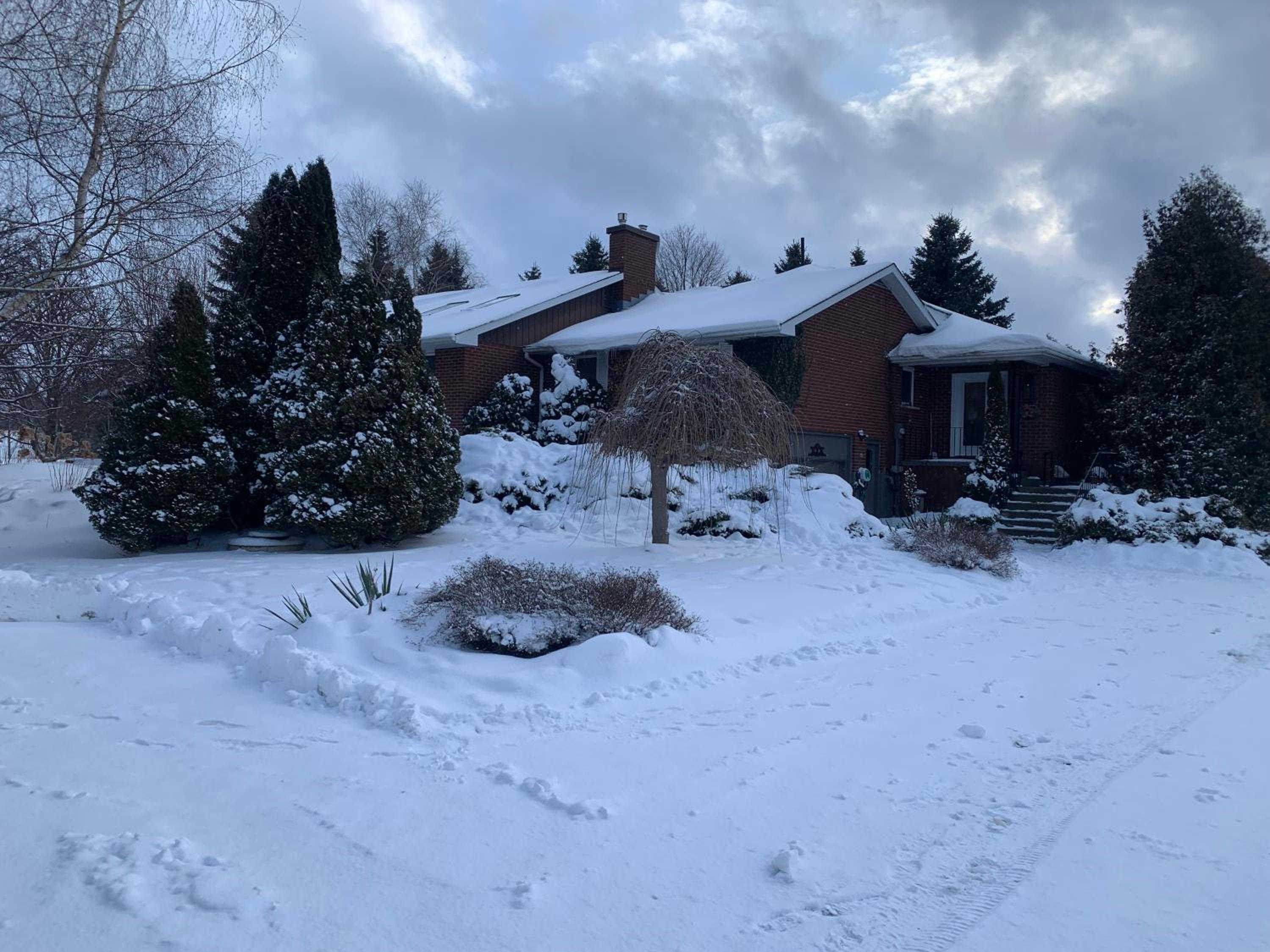 Family Home with Indoor Pool and Close Proximity to Blue Mountain