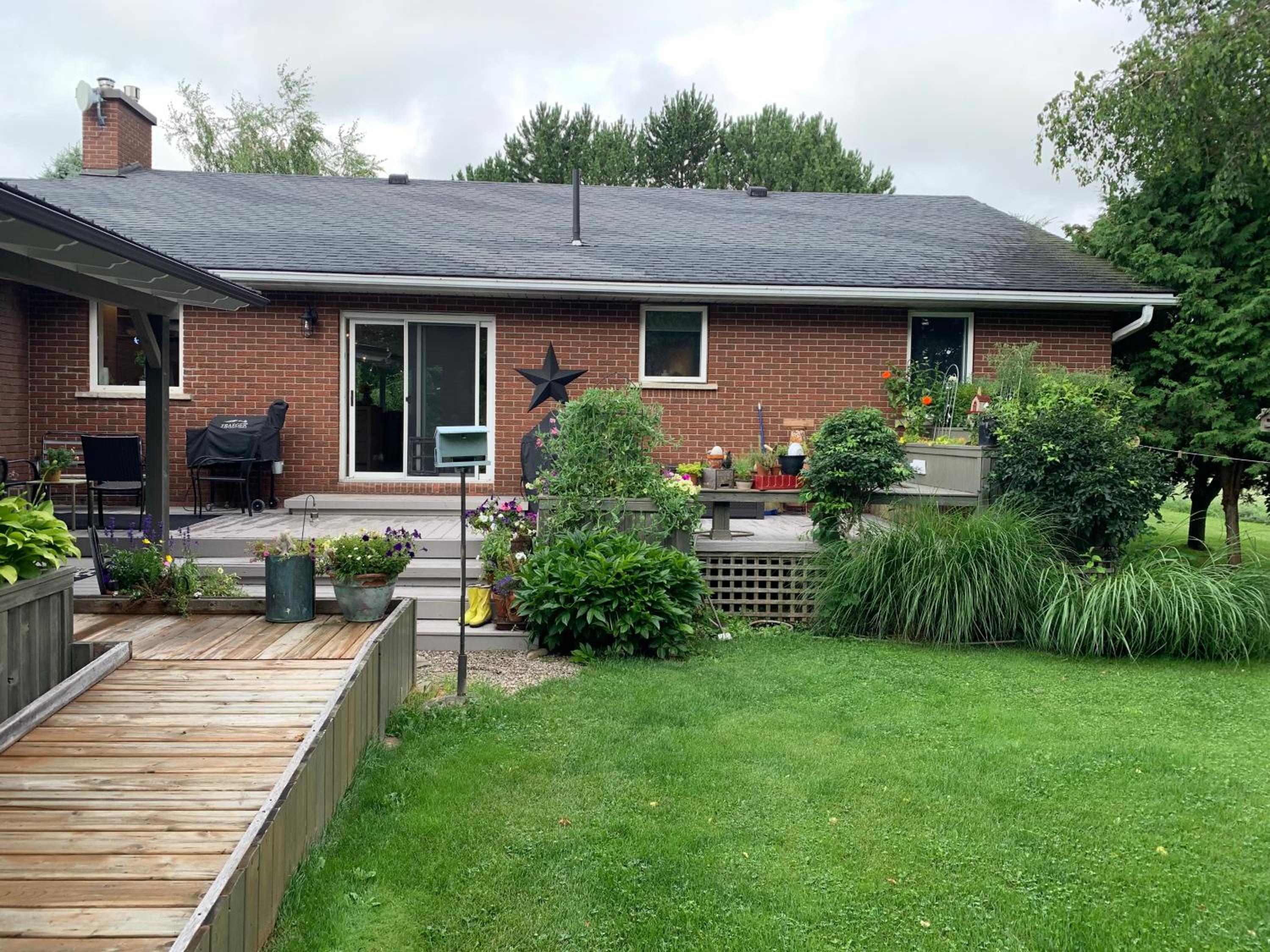 Family Home with Indoor Pool and Close Proximity to Blue Mountain
