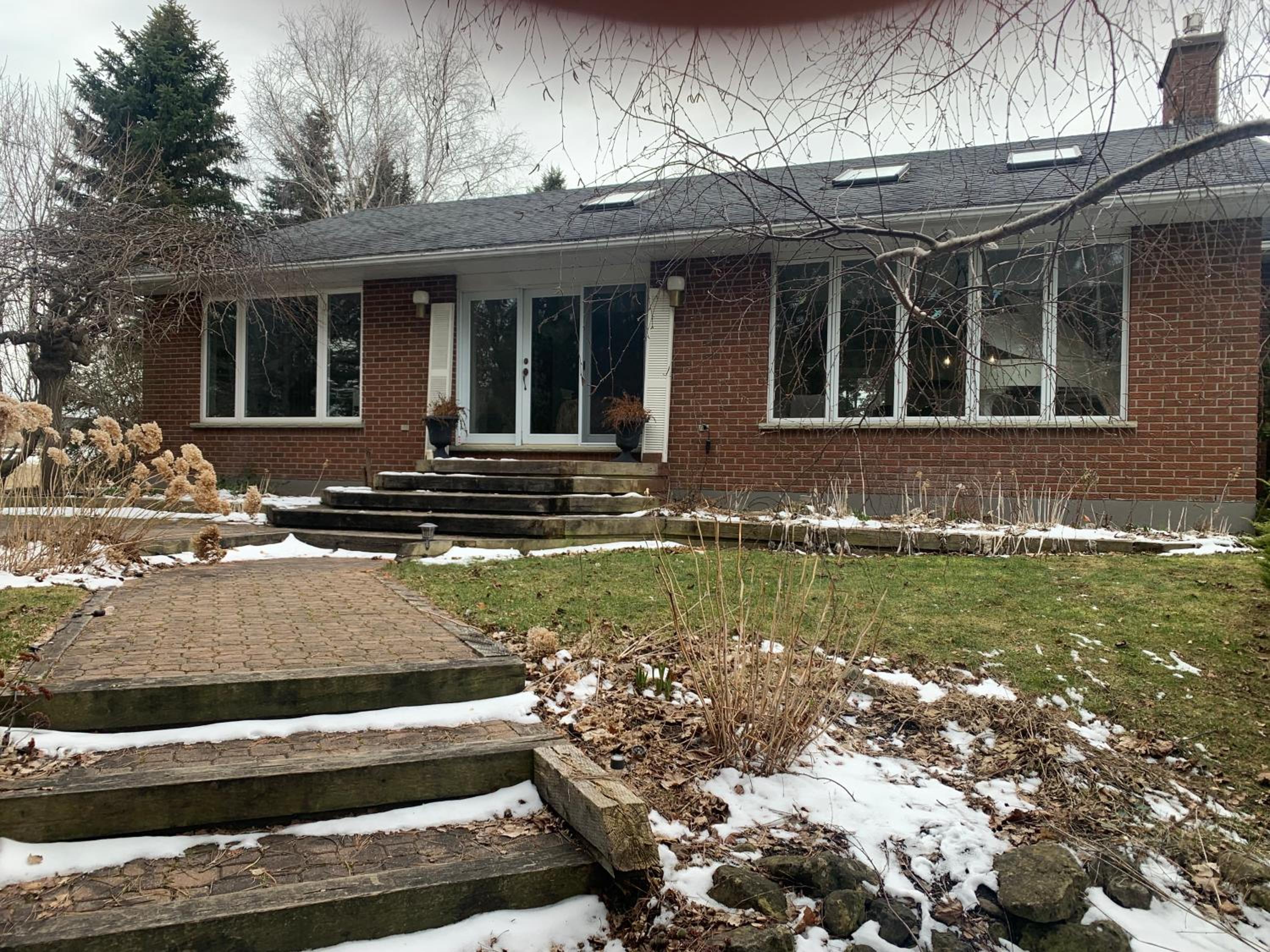 Family Home with Indoor Pool and Close Proximity to Blue Mountain